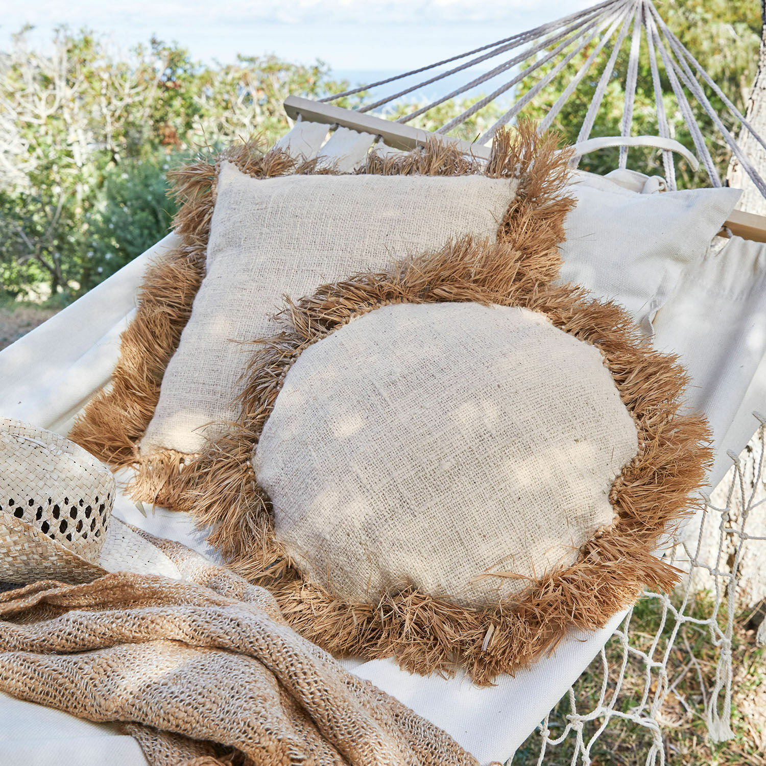 Kissen 2er Set Adavale Beige Leinenkissen mit braunen Fransen auf Hängematte im Garten, natürliche Outdoor-Dekoration