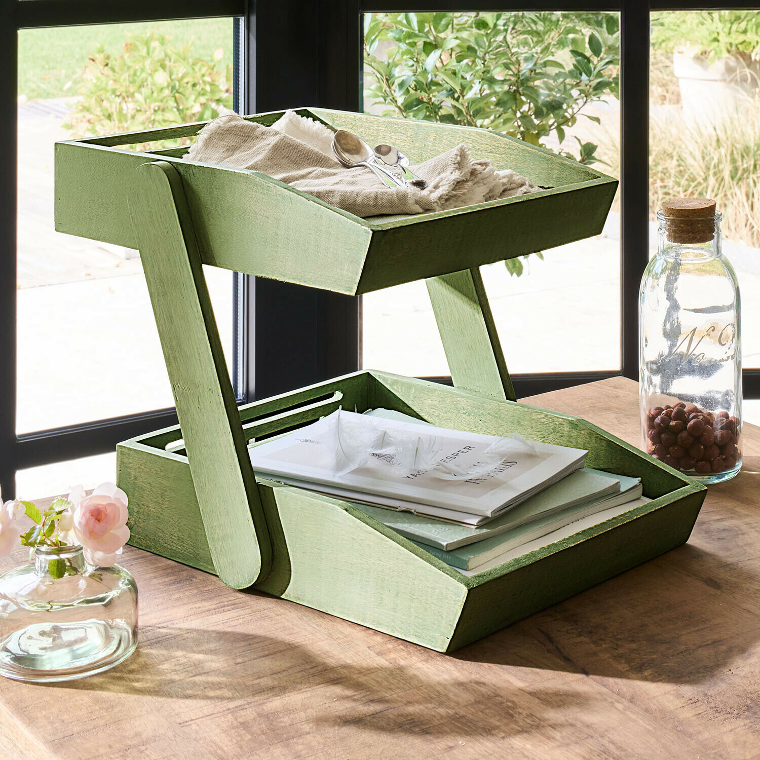 Zweistöckiger grüner Holz-Organizer mit Büchern und Besteck, praktischer Schreibtischaufbewahrer