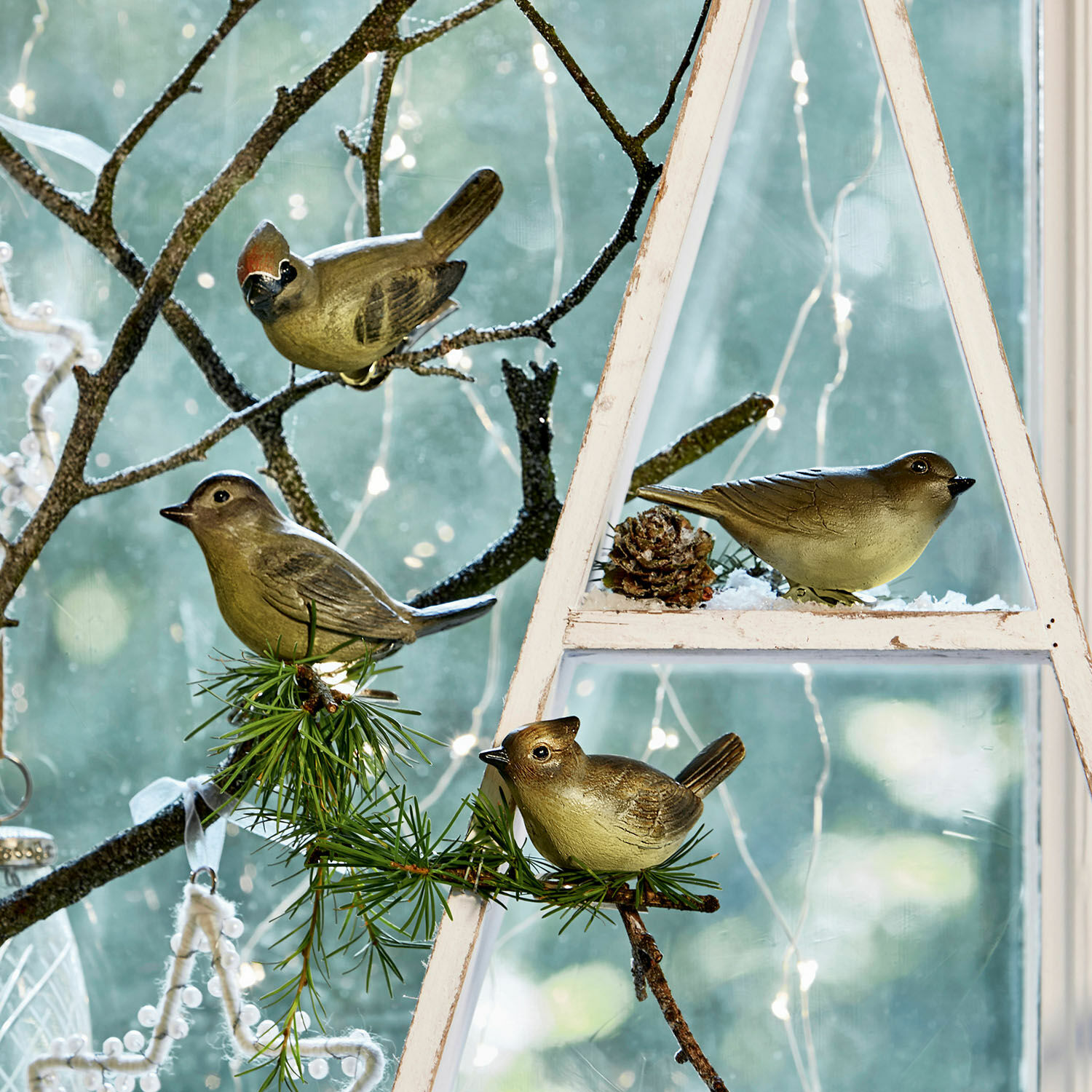 Vogel 4er Set Pompaire Dekorative Kunststoffvögel auf Zweigen und weißem Holzrahmen am Fenster mit LED-Lichterkette