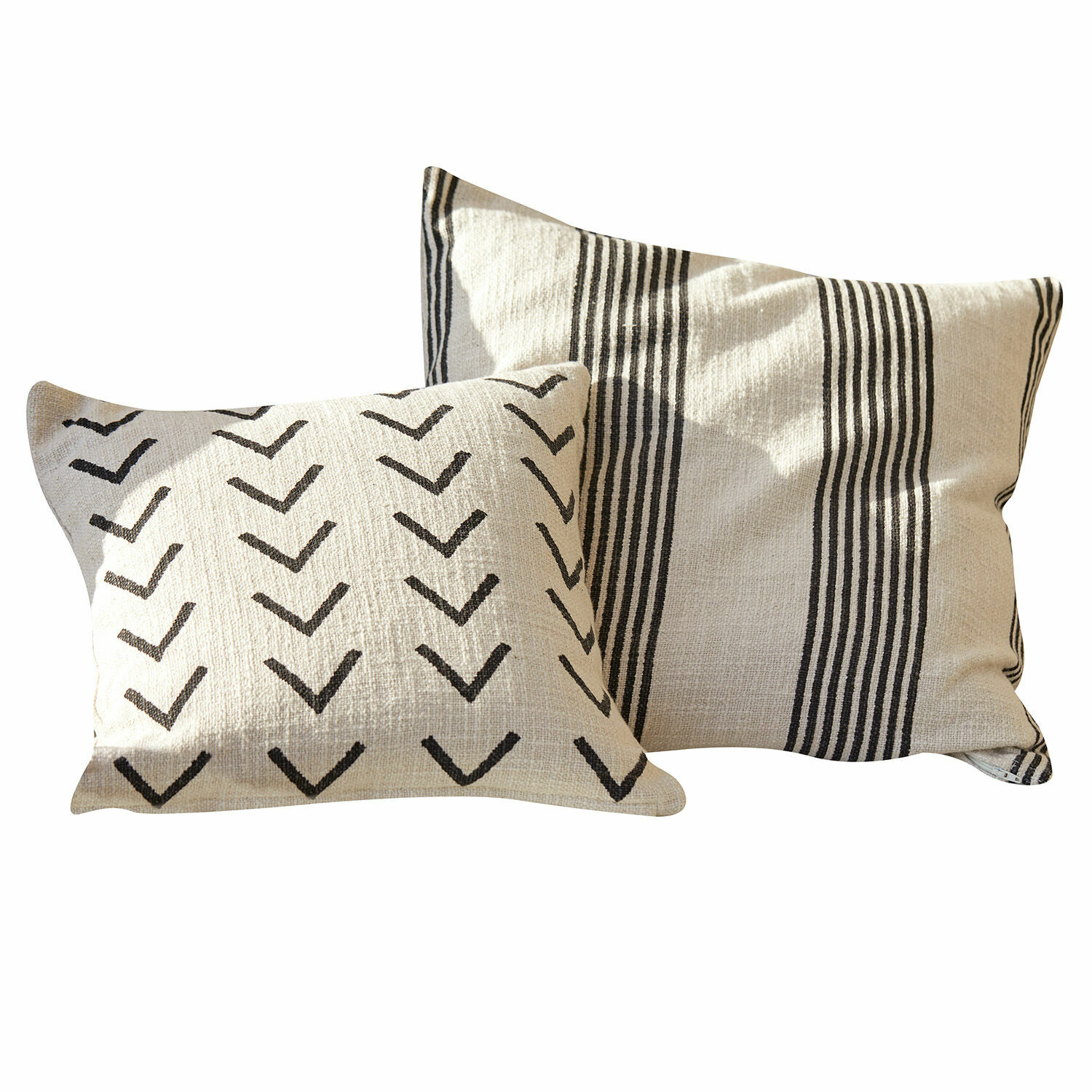 Kissenhülle 2er Set Philine Set aus zwei cremefarbenen Baumwollkissen mit schwarzen Chevron- und Streifenmustern