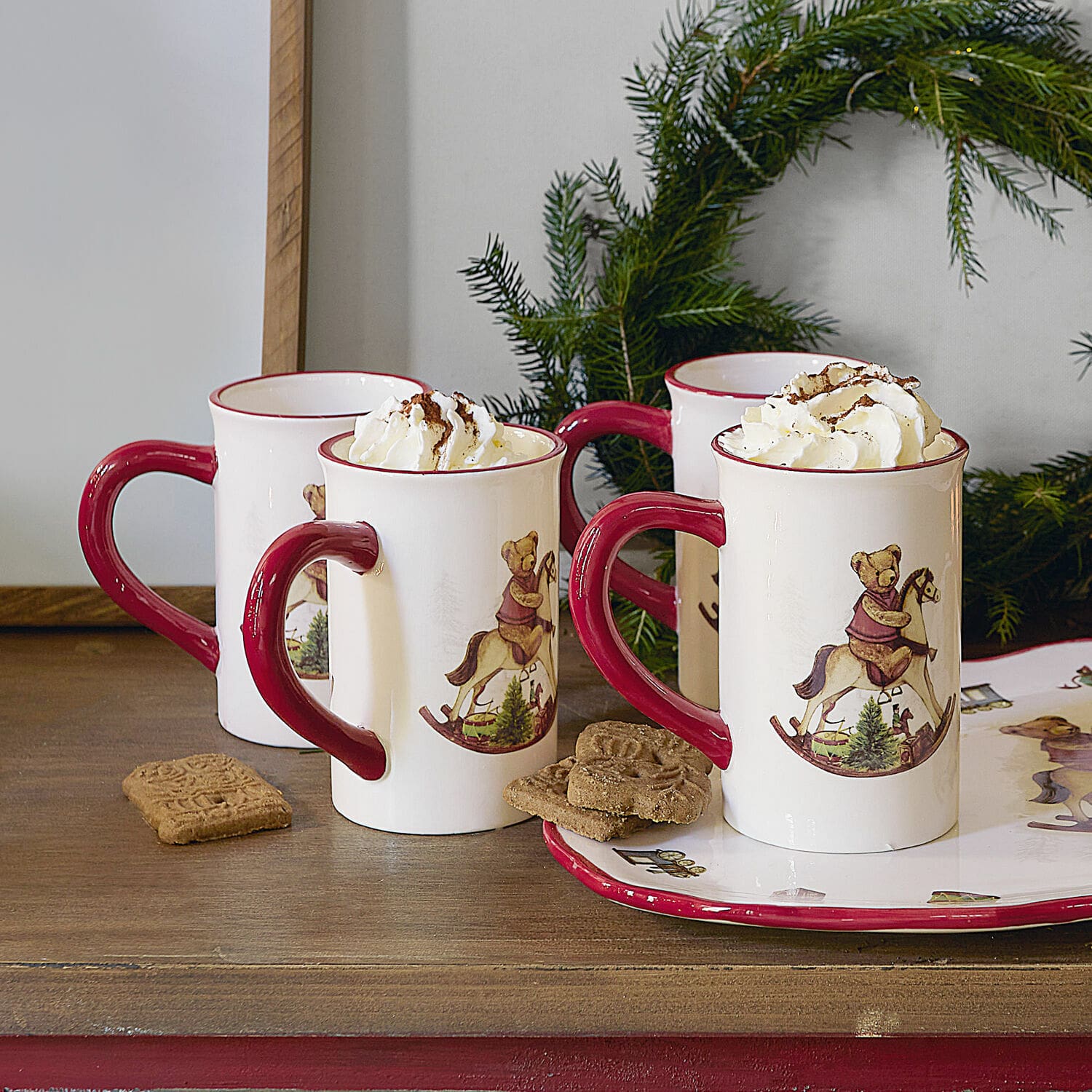Tasse 4er Set Troms Keramiktassen mit rotem Henkel und Bärenmotiv auf Schaukelpferd, gefüllt mit Sahne, weihnachtlich dekoriert