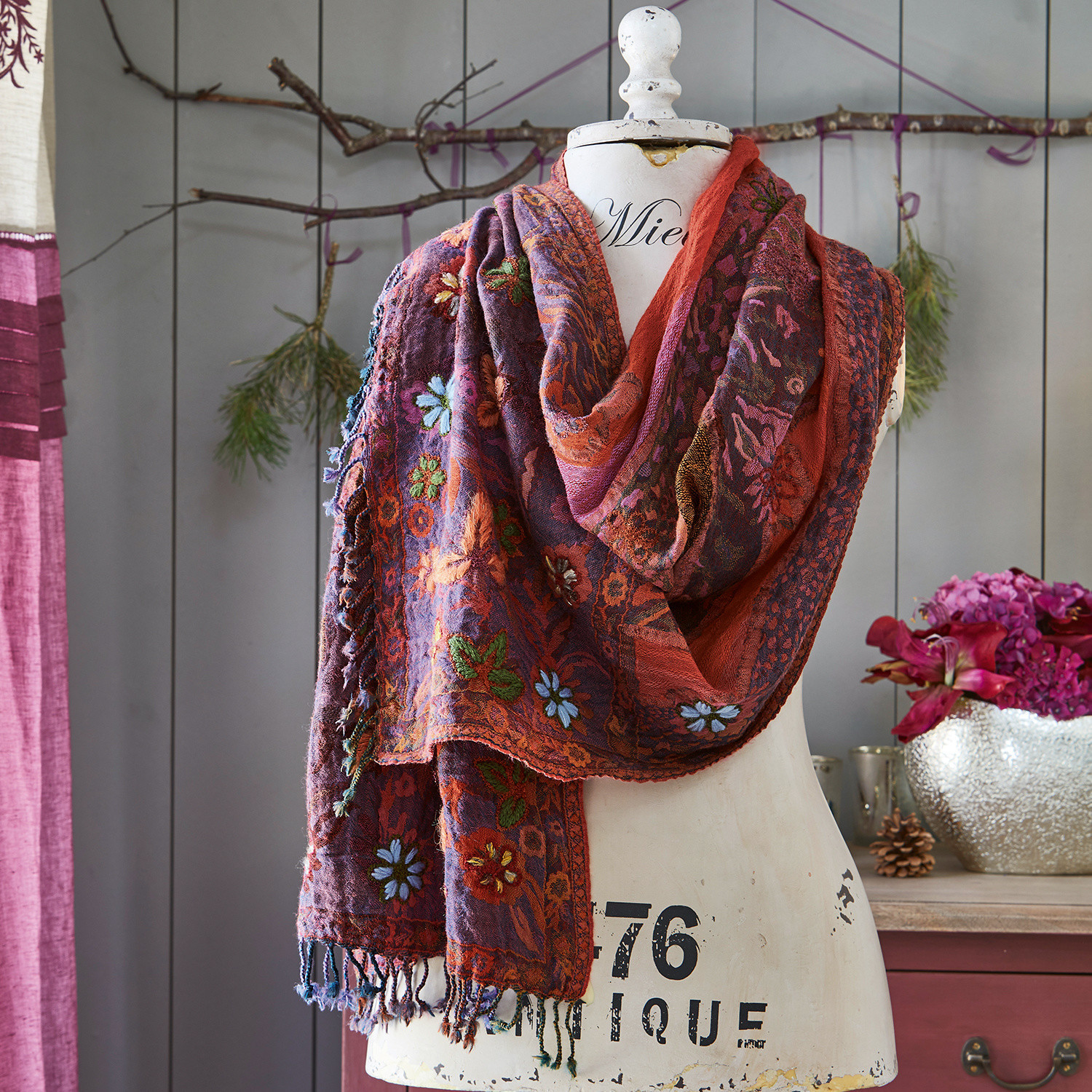 Schal Isobel Bunter Schal mit bestickten Blumen in Rot- und Violetttönen, weiches Material, modisches Accessoire