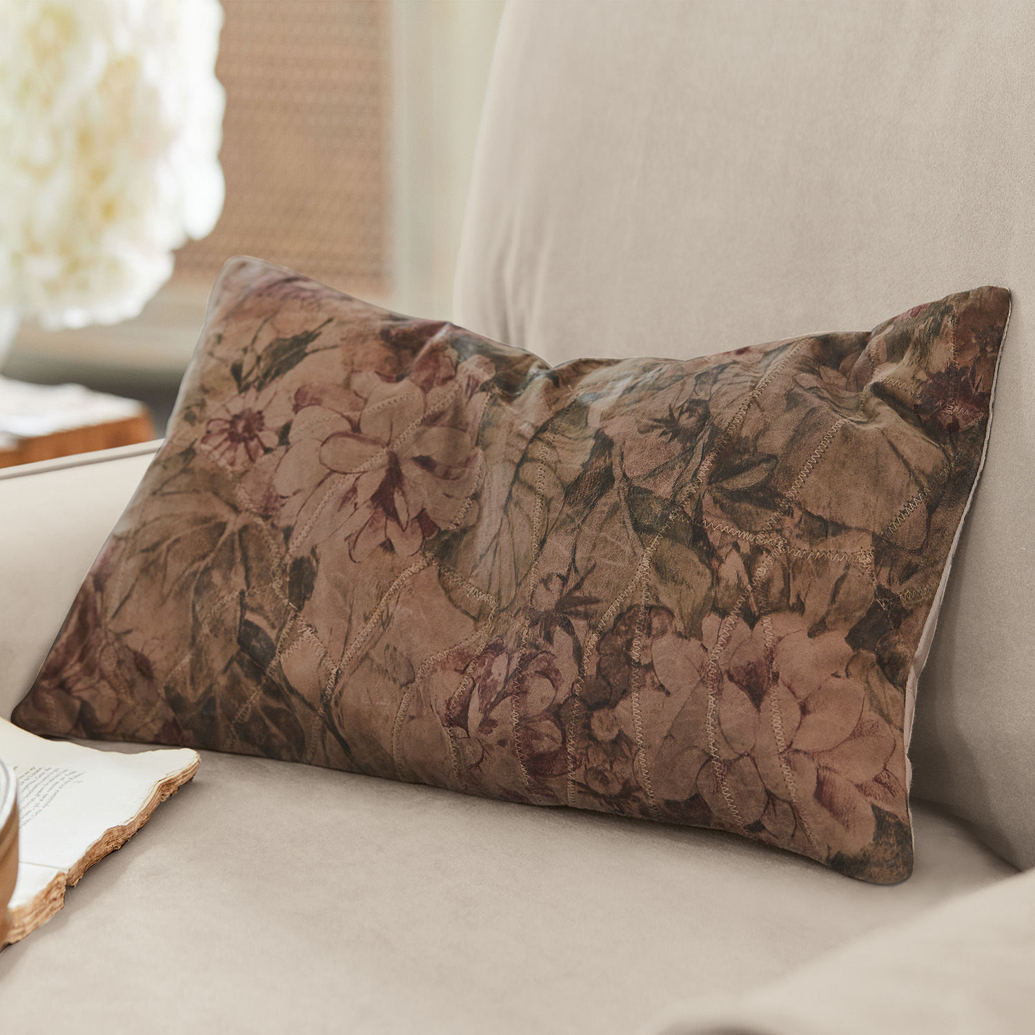 Kissen Le Puy Dekoratives Kissen aus weichem Material mit braunem Blumenmuster auf Sofa