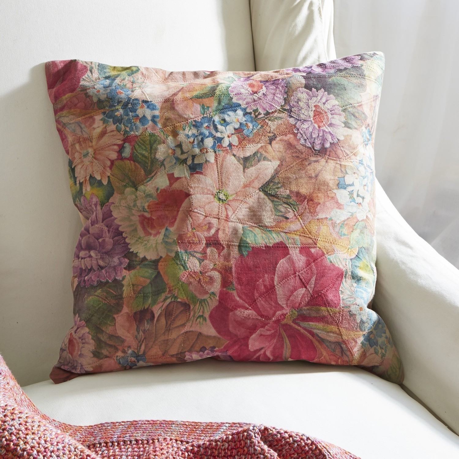 Kissen Fleurelie Bunte Dekokissen mit floralem Muster auf hellem Stoff, Wohntextilien für das Wohnzimmer