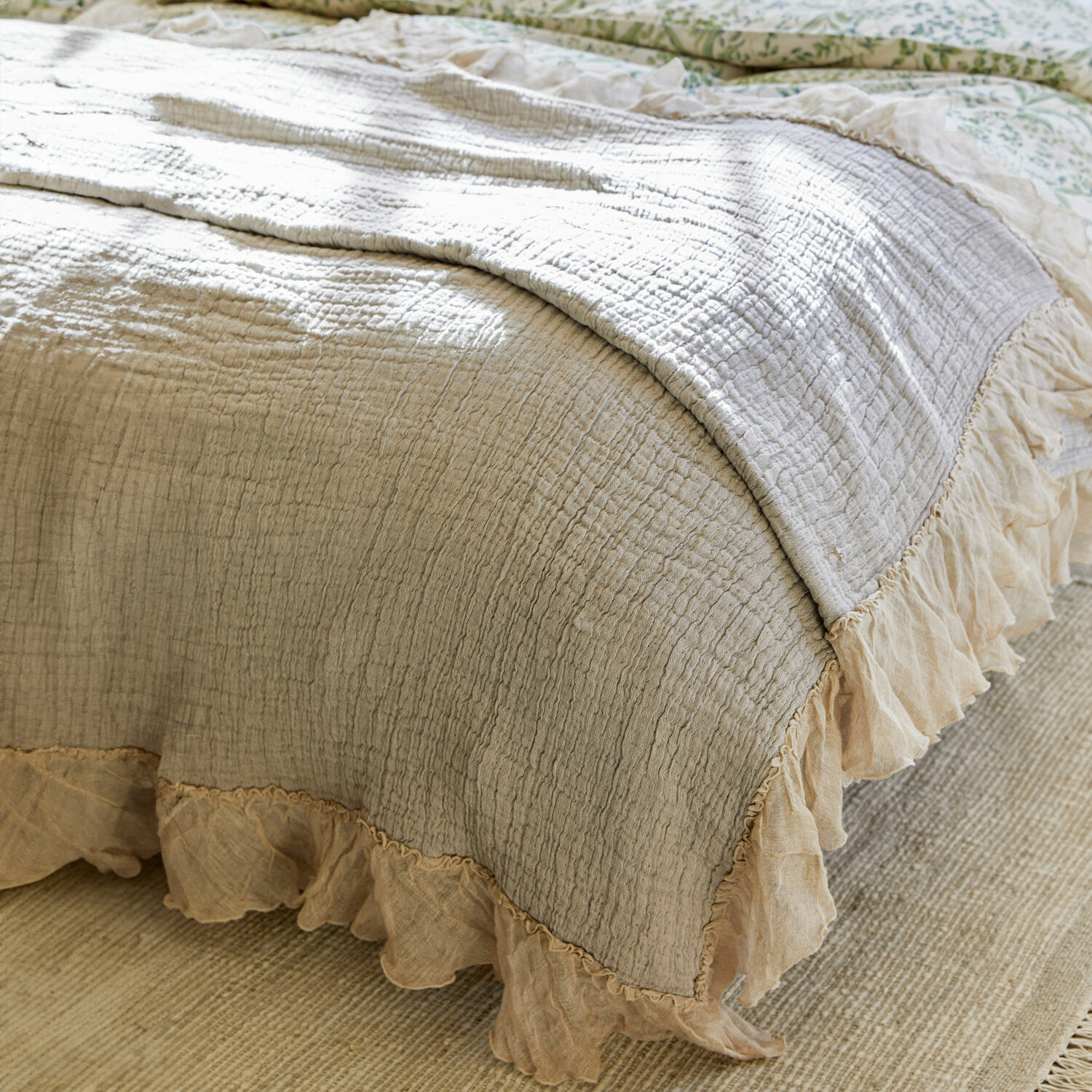 Quilt Lure Beige Baumwollbettüberwurf mit Rüschen, weich und dekorativ, ideal fürs Schlafzimmer