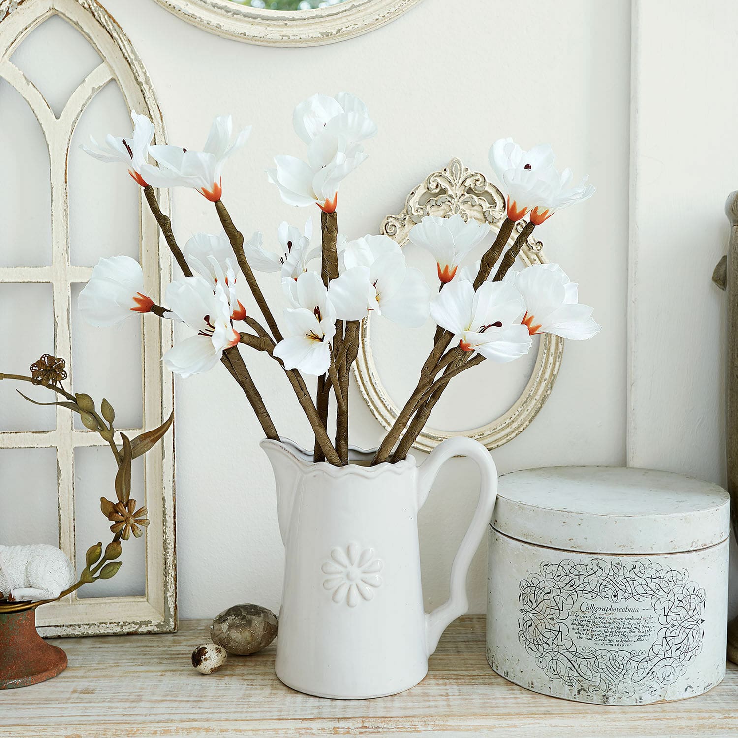 Deko-Blume 6er Set Xivale Weißer Keramikkrug mit dekorativen Stoffblumen auf einem Holztisch im Vintage-Stil
