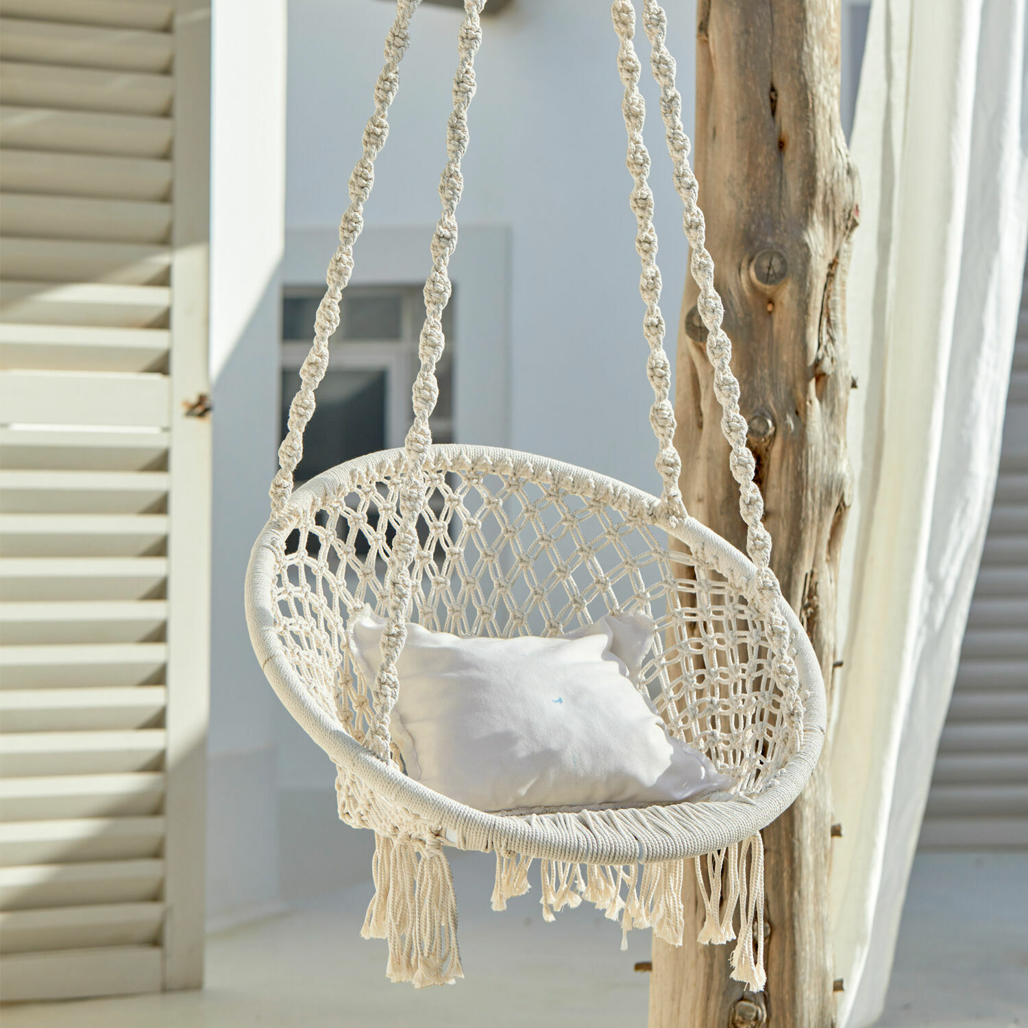 Hängesessel Tarik Weiße Hängeschaukel aus Baumwoll-Makramee mit Kissen, ideal zum Entspannen im Garten