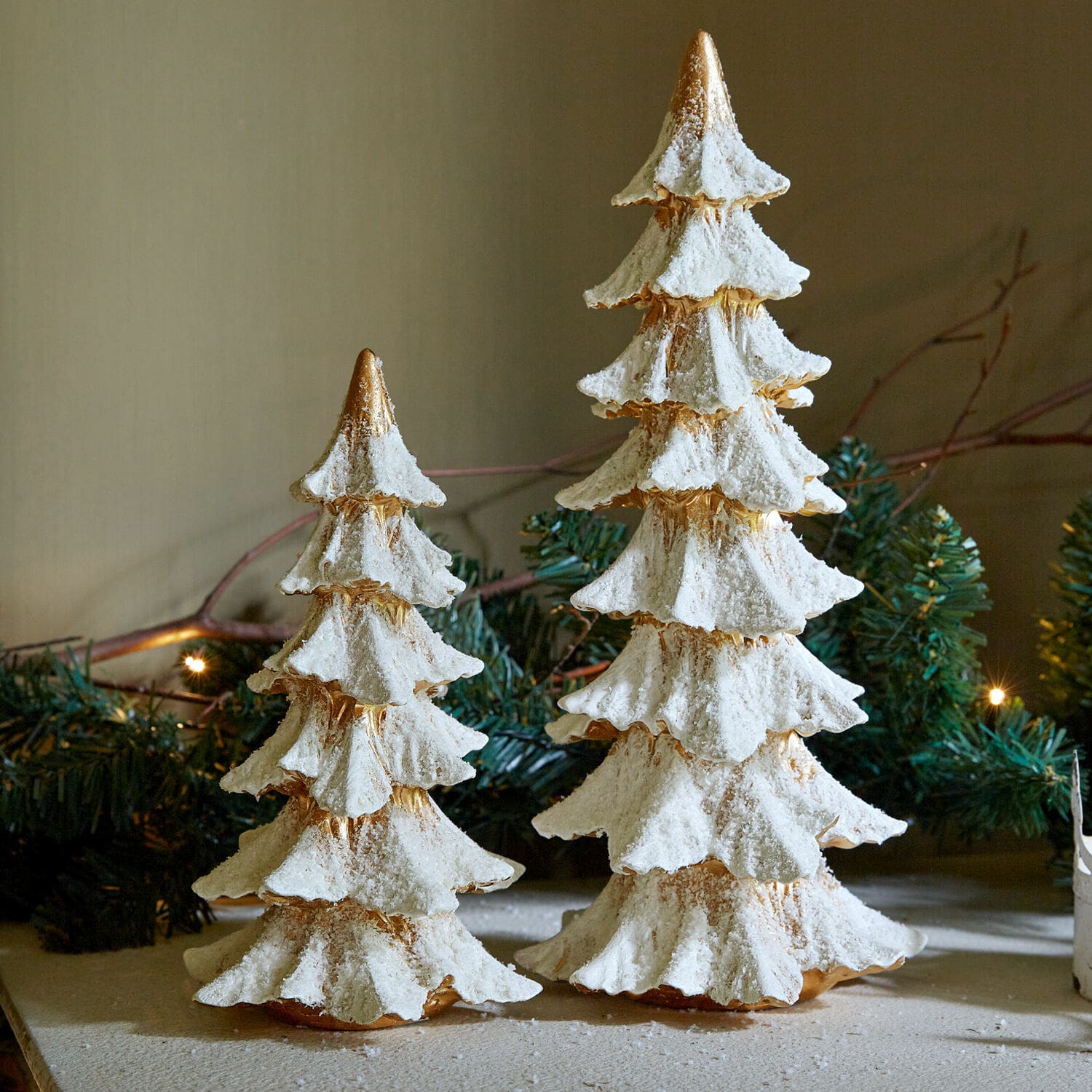 Deko-Baum 2er Set Norbury Dekorative weiße Weihnachtsbäume mit Schneeeffekt, festliche Tisch- oder Regal-Deko