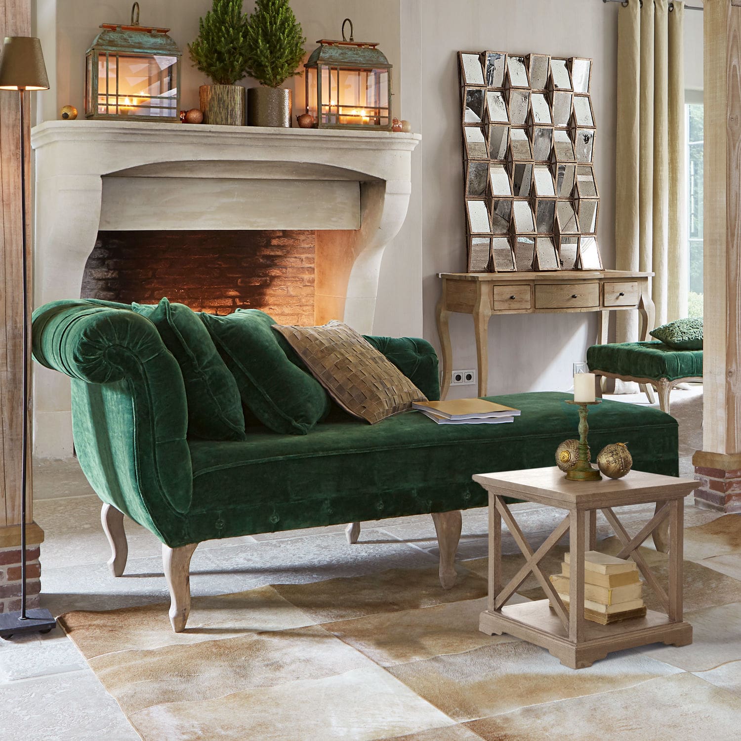 Chaiselongue Viviani Grüne Samt-Chaiselongue mit Holzbeinen in gemütlichem Wohnzimmer mit Kamin und Spiegel
