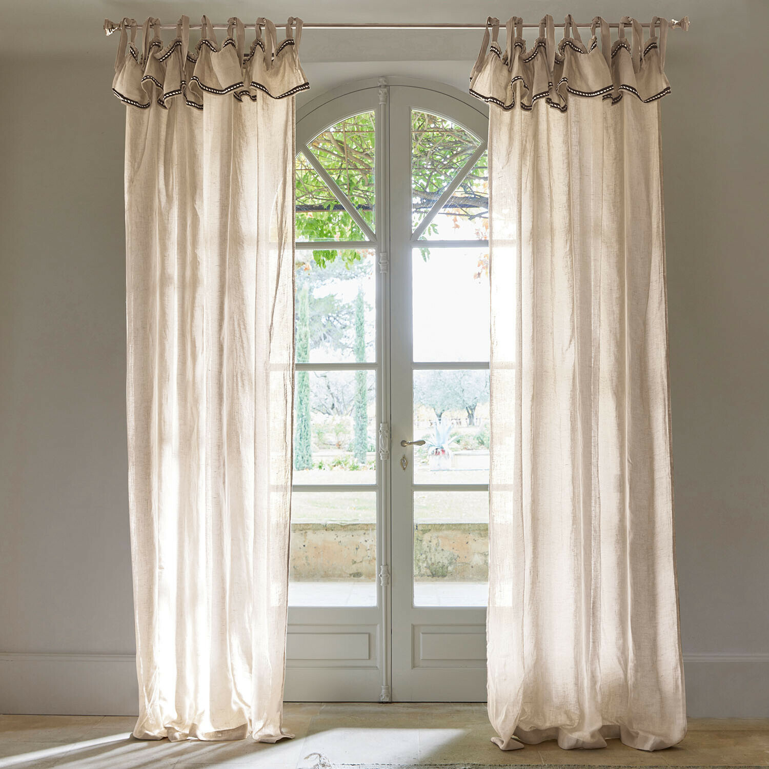 Gardine Romagny Beige Leinenvorhänge mit dekorativem Abschluss an einem Fenster mit Gartenblick, Wohnraumdeko