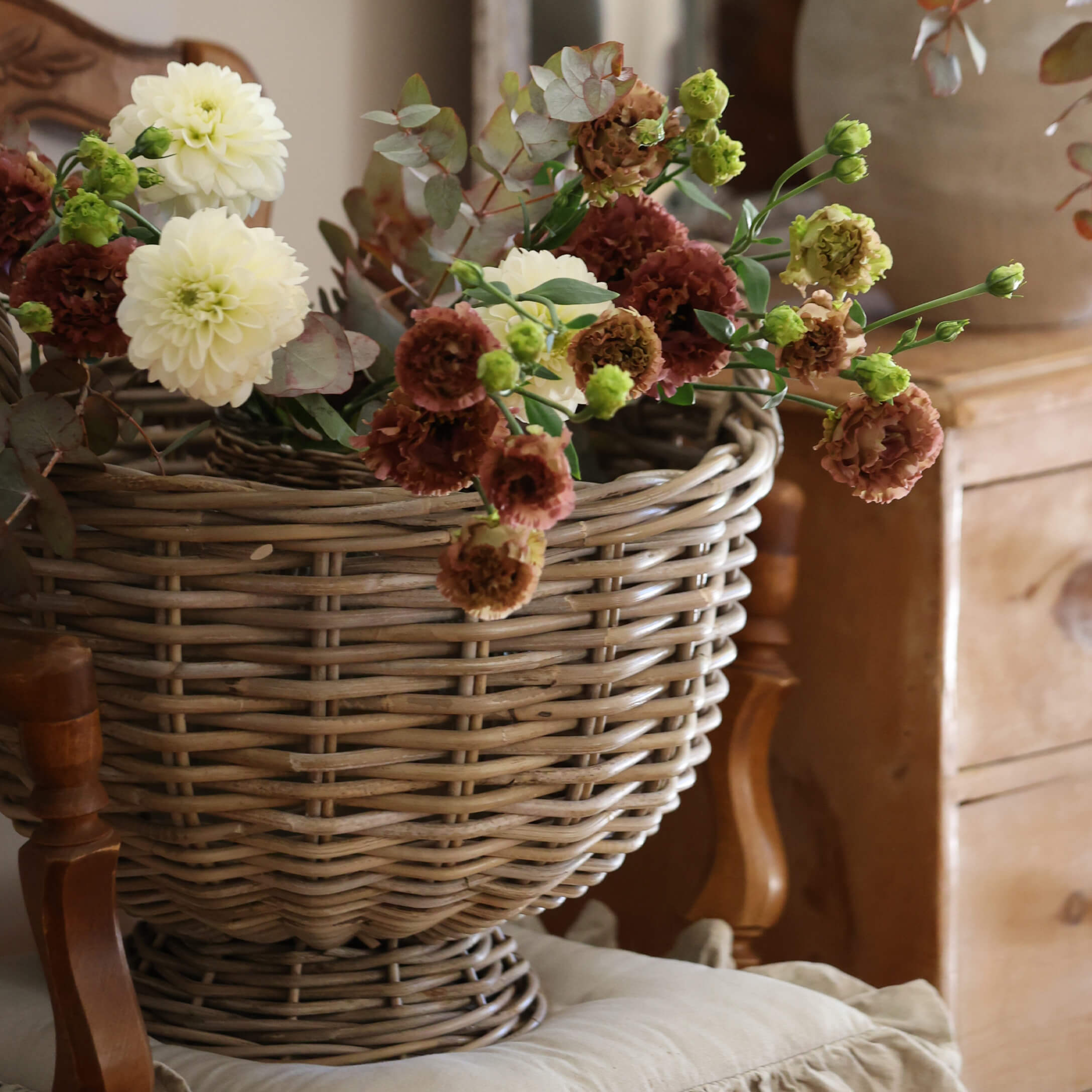 Dekorativer Korb aus Weide mit cremefarbenen und braunen Blumen für Vintage-Interieur