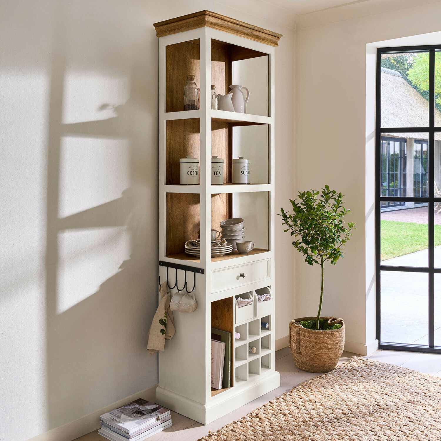 Hohe Eckvitrine aus Holz in Weiß und Natur mit Regalen und Weinfach