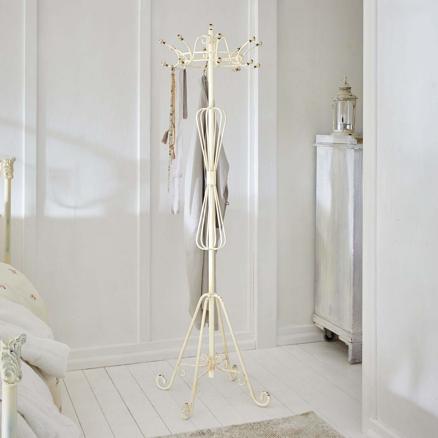 Metall Garderobenständer in Creme mit dekorativen Haken für Flur oder Schlafzimmer