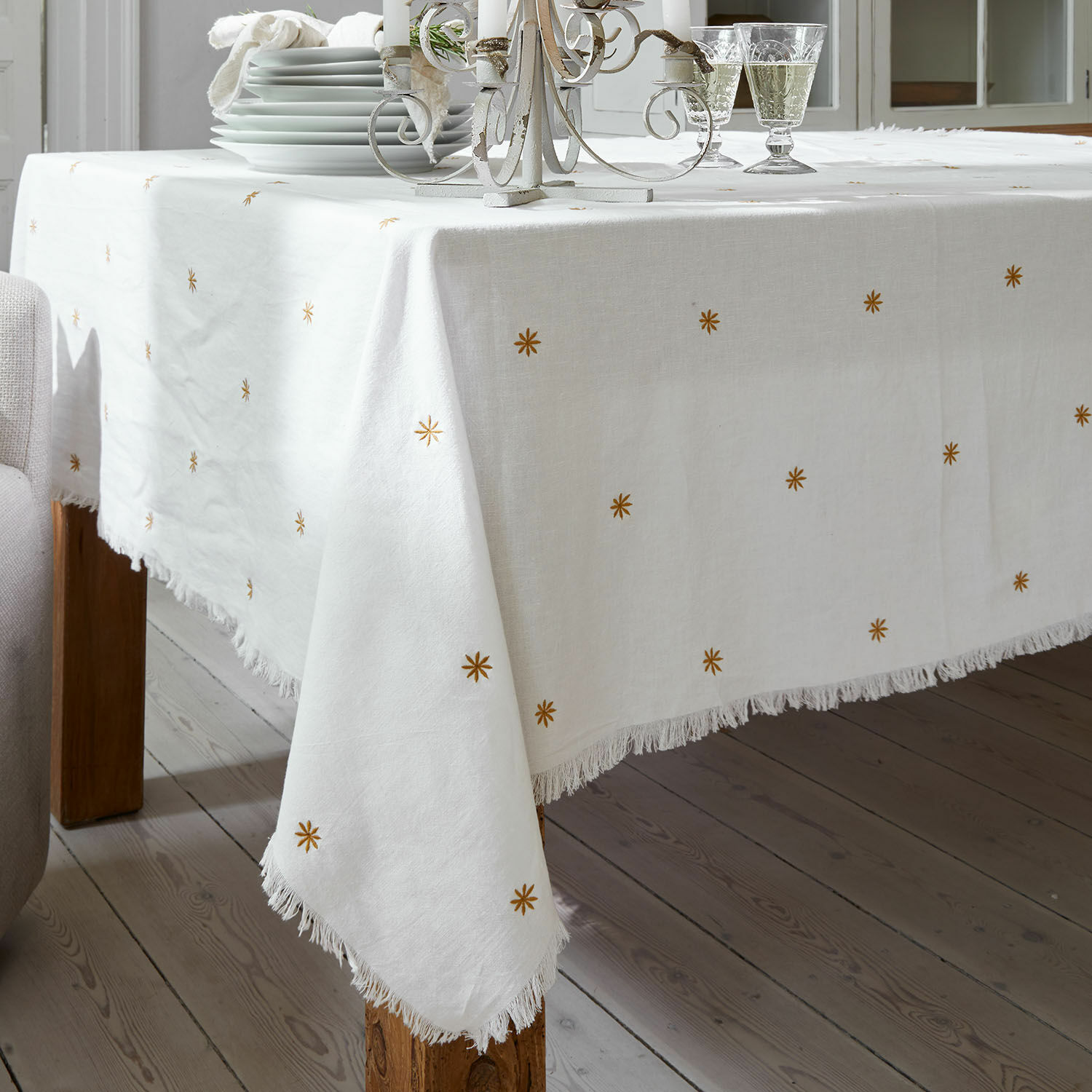 Weißer Leinentischdecke mit Fransen und goldenen Sternen, stilvolle Tischdekoration