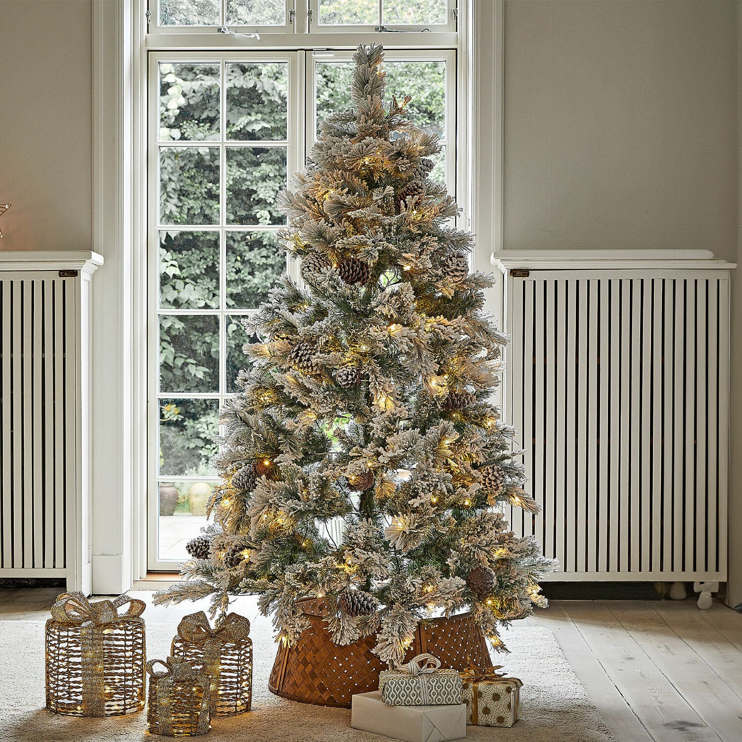 Weihnachtsbaum Karélisse Künstlicher, schneebedeckter Weihnachtsbaum mit LED-Lichtern und Zapfen im geflochtenen Korb, Weihnachtsdeko