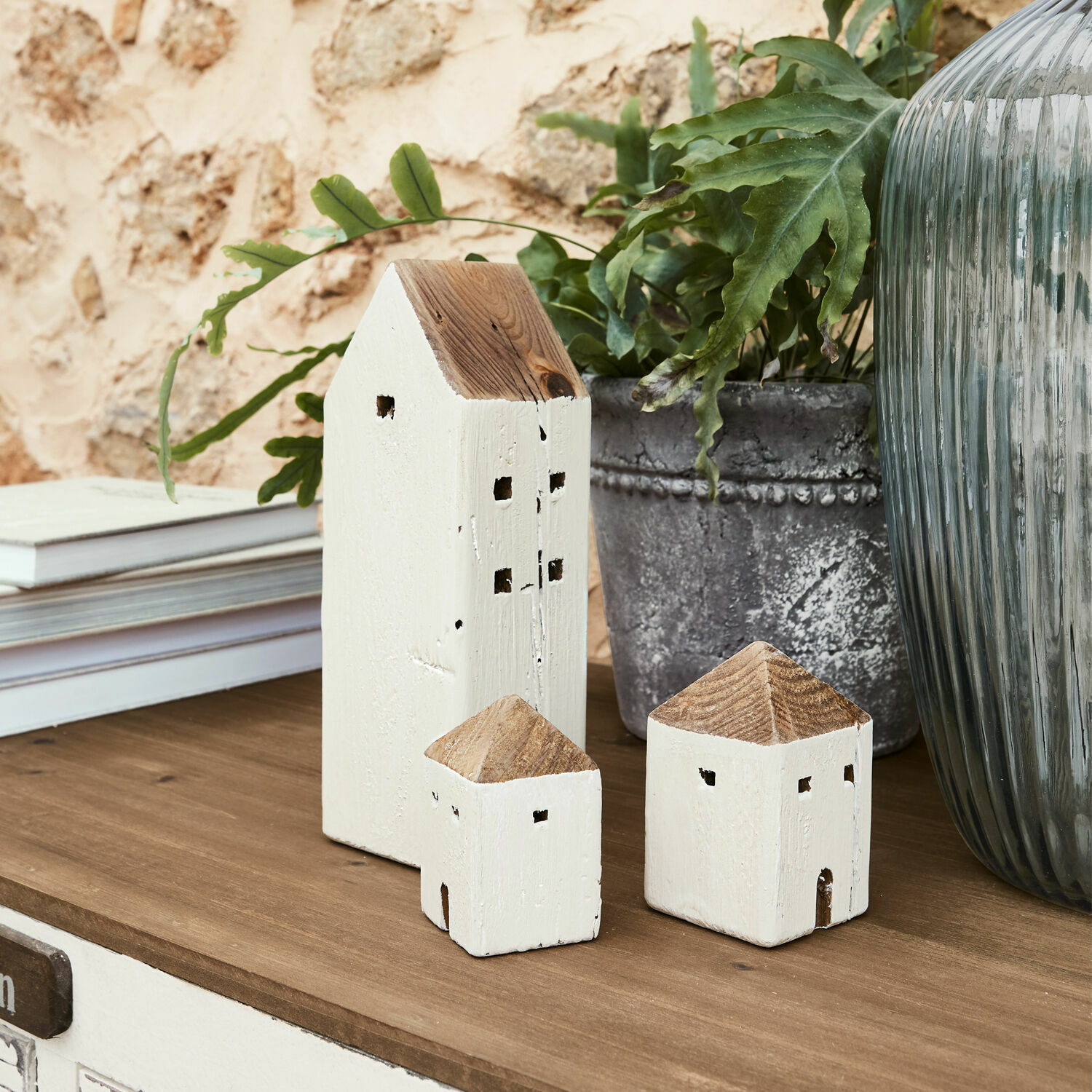 Deko-Haus 3er Set Lormont Dekorative weiße Holz-Häuser mit naturfarbenem Dach auf Holzplatte, rustikale Wohnraumdekoration
