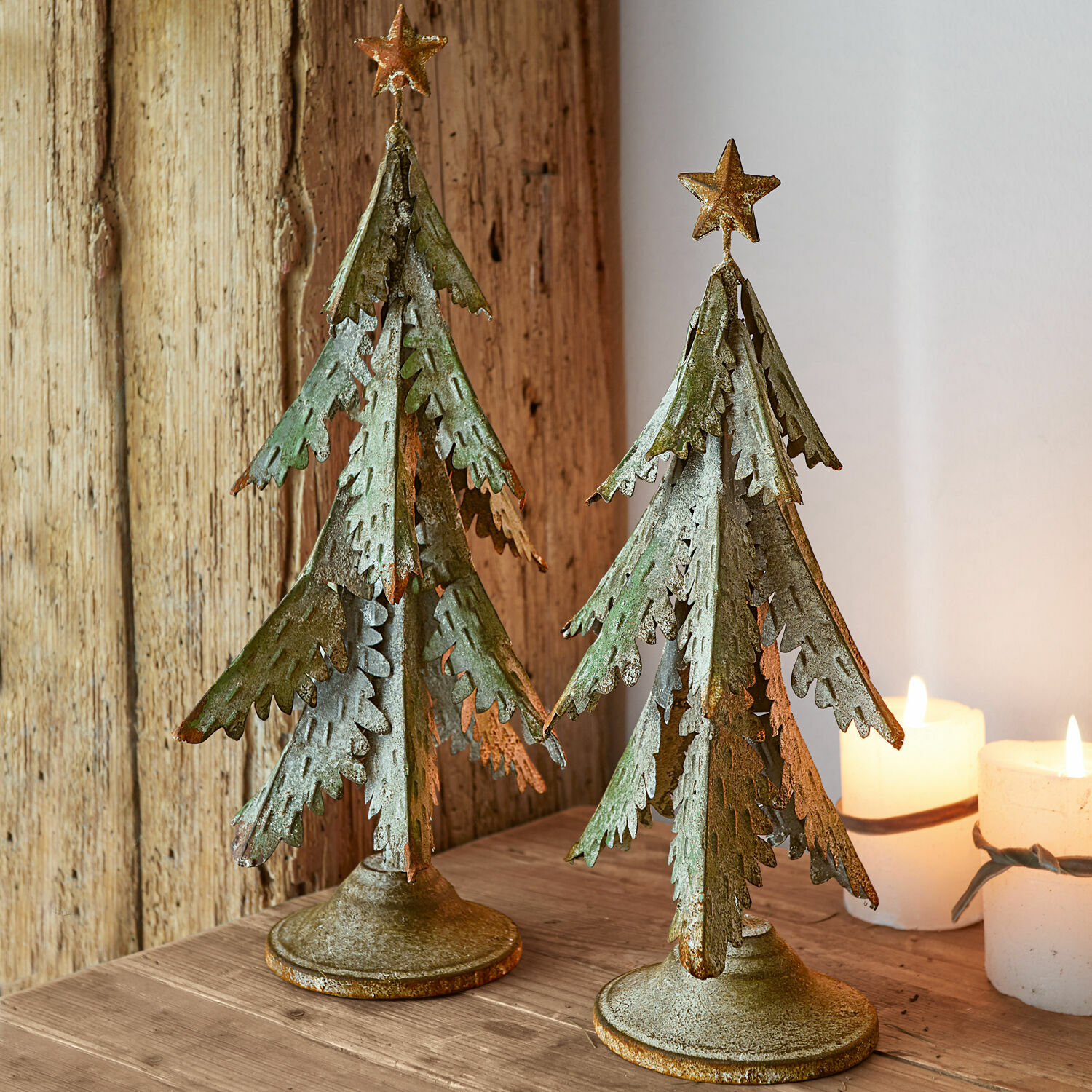 Deko-Baum 2er Set Cour Zwei grüne Metall-Weihnachtsbäume mit goldenen Sternen als Tischdekoration im rustikalen Stil