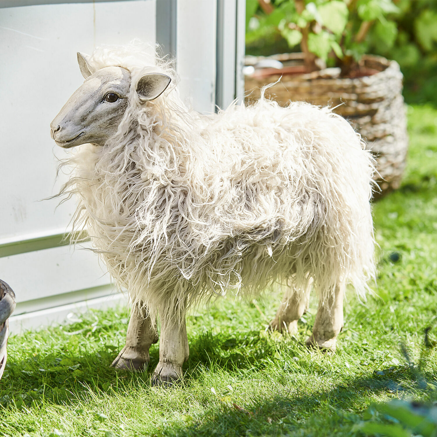 Deko-Schaf Justin Dekorative Schaf-Figur mit weißem, lockigem Fell auf grünem Gras für Garten