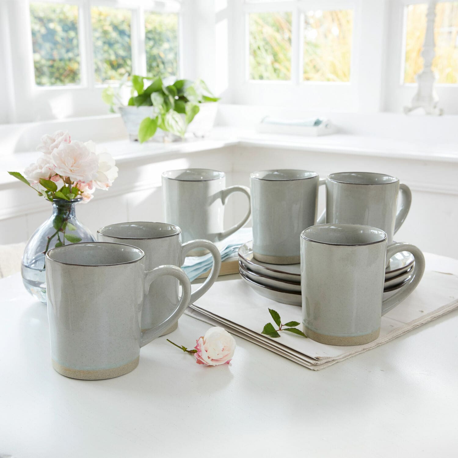 Tasse 6er Set Biarré Set aus sechs grauen Keramiktassen mit Henkel auf hellem Tisch in hellem Raum