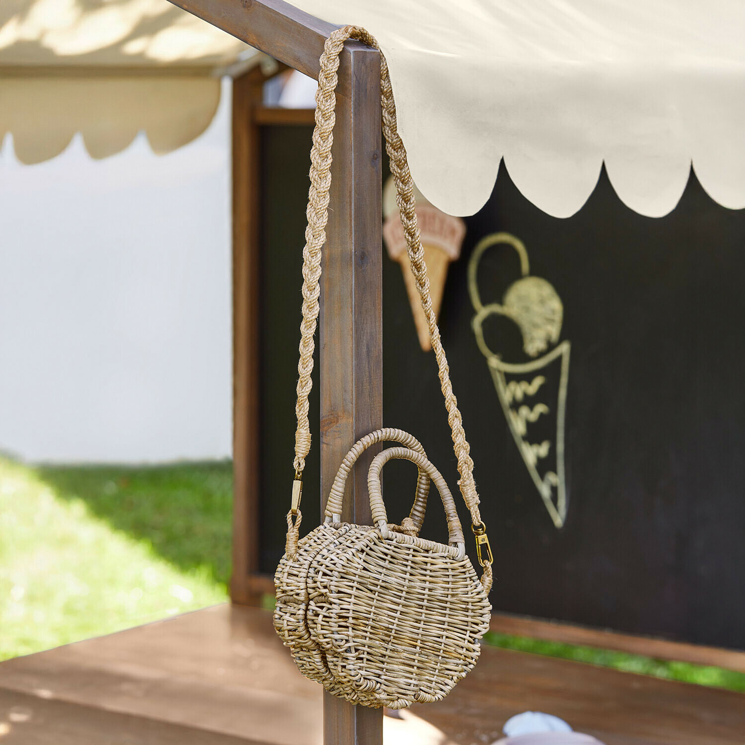 Runde Korbtasche aus Naturmaterial mit geflochtenem Schulterriemen im Boho-Stil