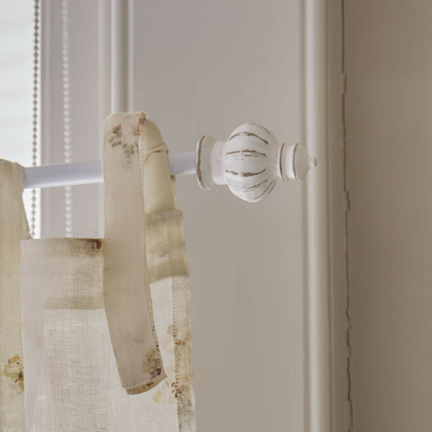 Weiße Holz-Endkappe für Gardinenstange mit cremefarbenem, leichtem Vorhangstoff