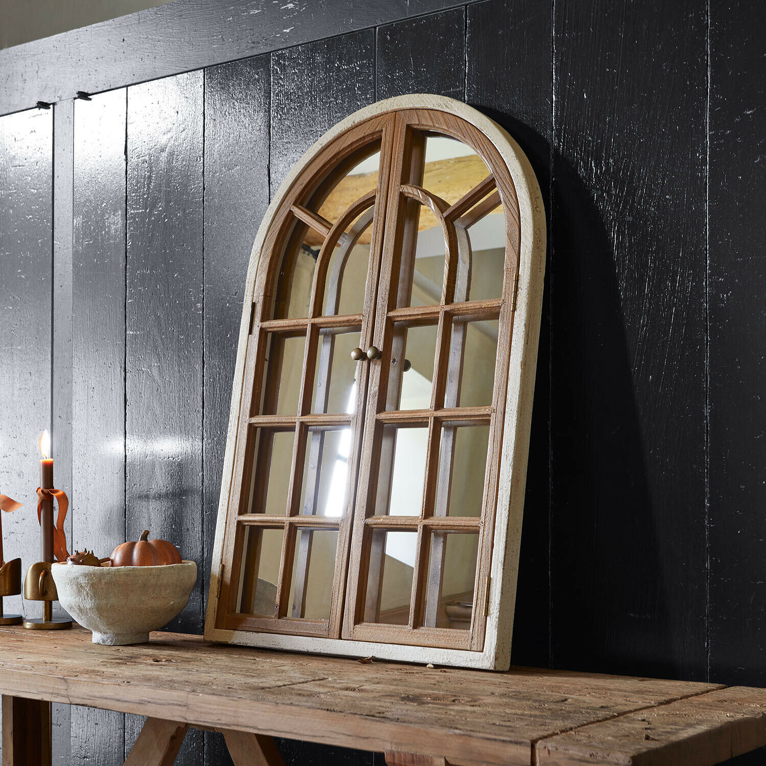 Deko-Fenster mit Spiegel Montévine Holzspiegel in Fensterform mit weißem Rahmen auf rustikalem Tisch vor schwarzer Wand