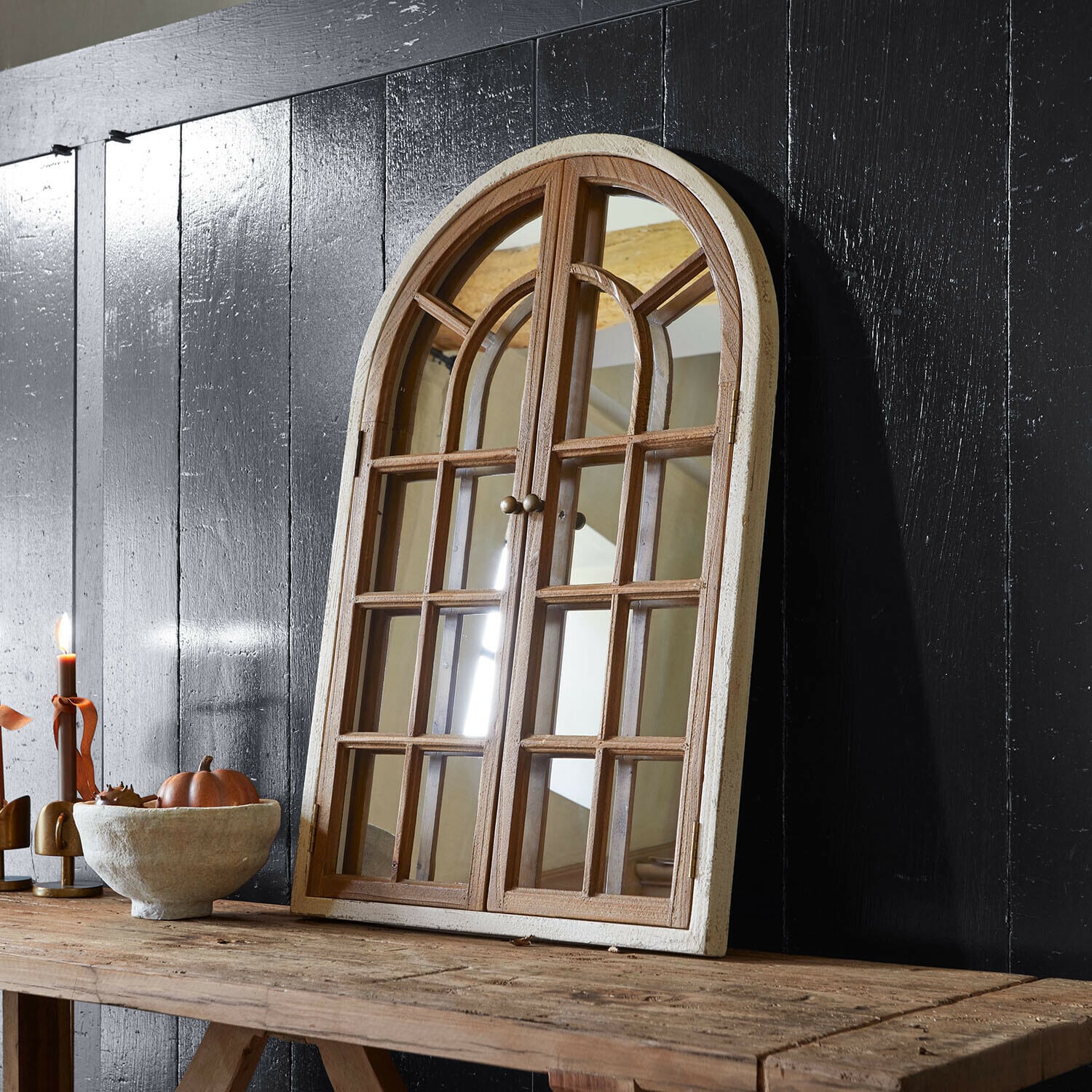 Deko-Fenster mit Spiegel Montévine Holzspiegel in Fensterform mit weißem Rahmen auf rustikalem Tisch vor schwarzer Wand