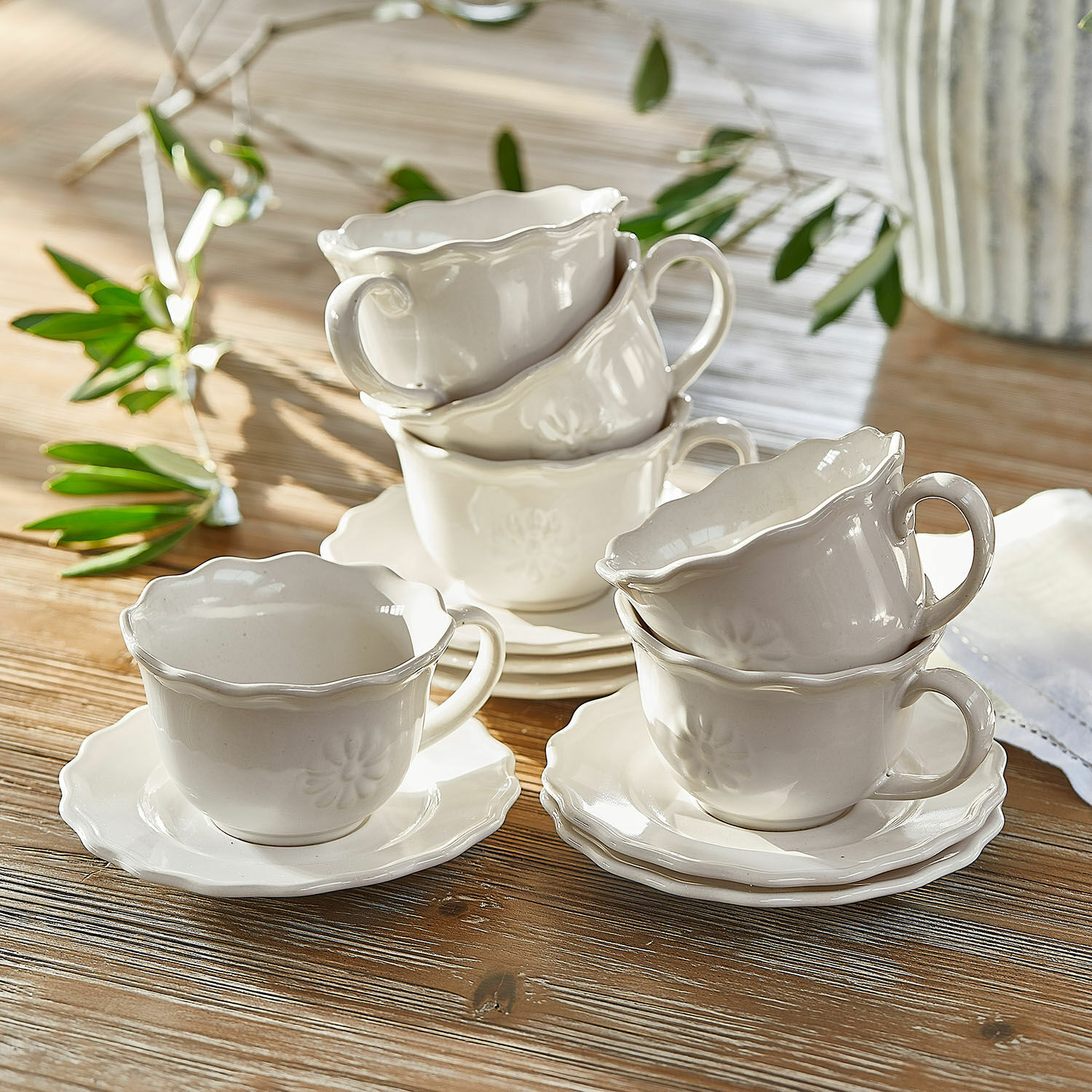 Tasse mit Unterteller 6er Set Mallevesse Set aus weißen Keramiktassen und Untertassen mit feinem Muster auf Holztisch