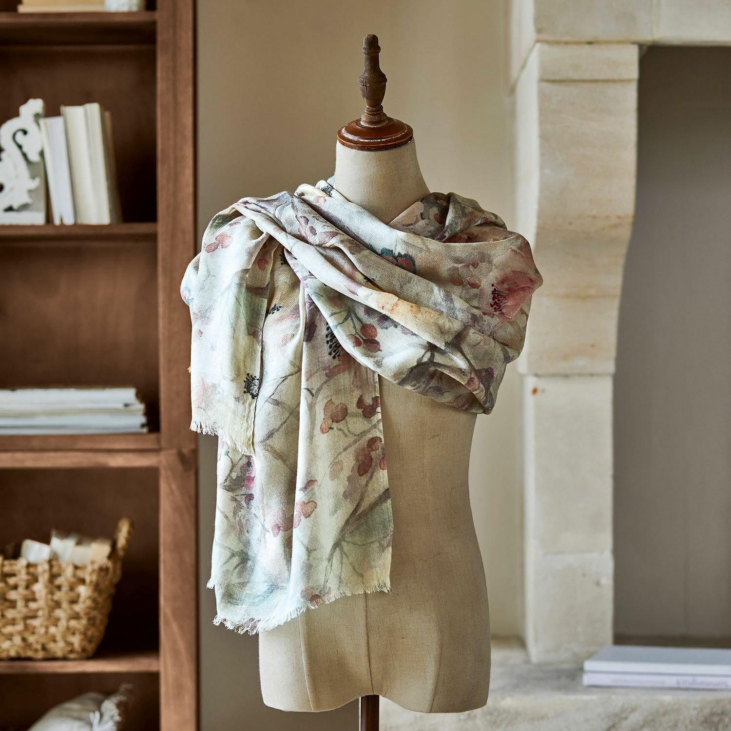 Schal Tebero Zarter Schal mit pastellfarbenem Blumenmuster auf Schneiderpuppe, weiches dekoratives Material