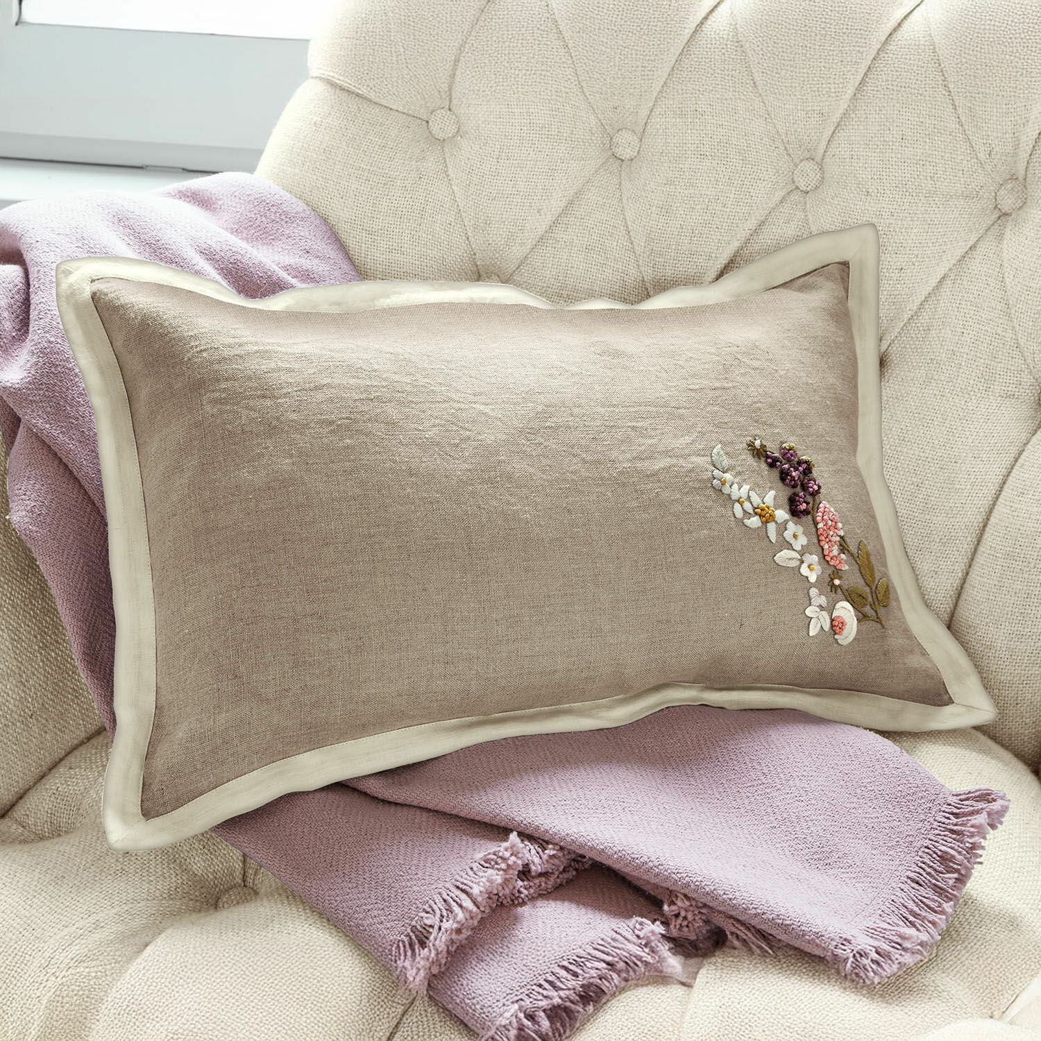 Kissenhülle Tavaline Beige Leinenkissen mit Blumenstickerei auf hellrosa Decke auf Sessel, Wohnaccessoire