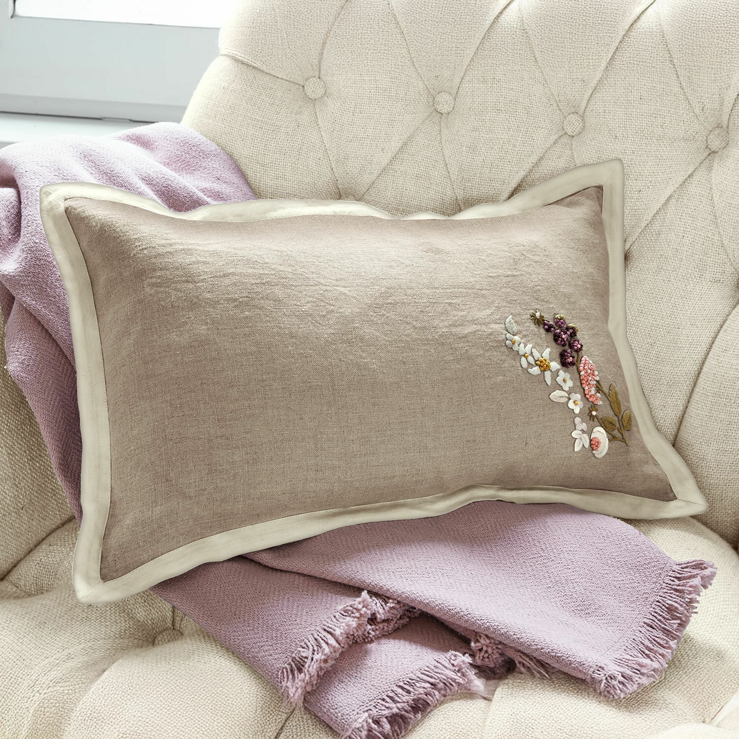 Kissenhülle Tavaline Beige Leinenkissen mit Blumenstickerei auf hellrosa Decke auf Sessel, Wohnaccessoire
