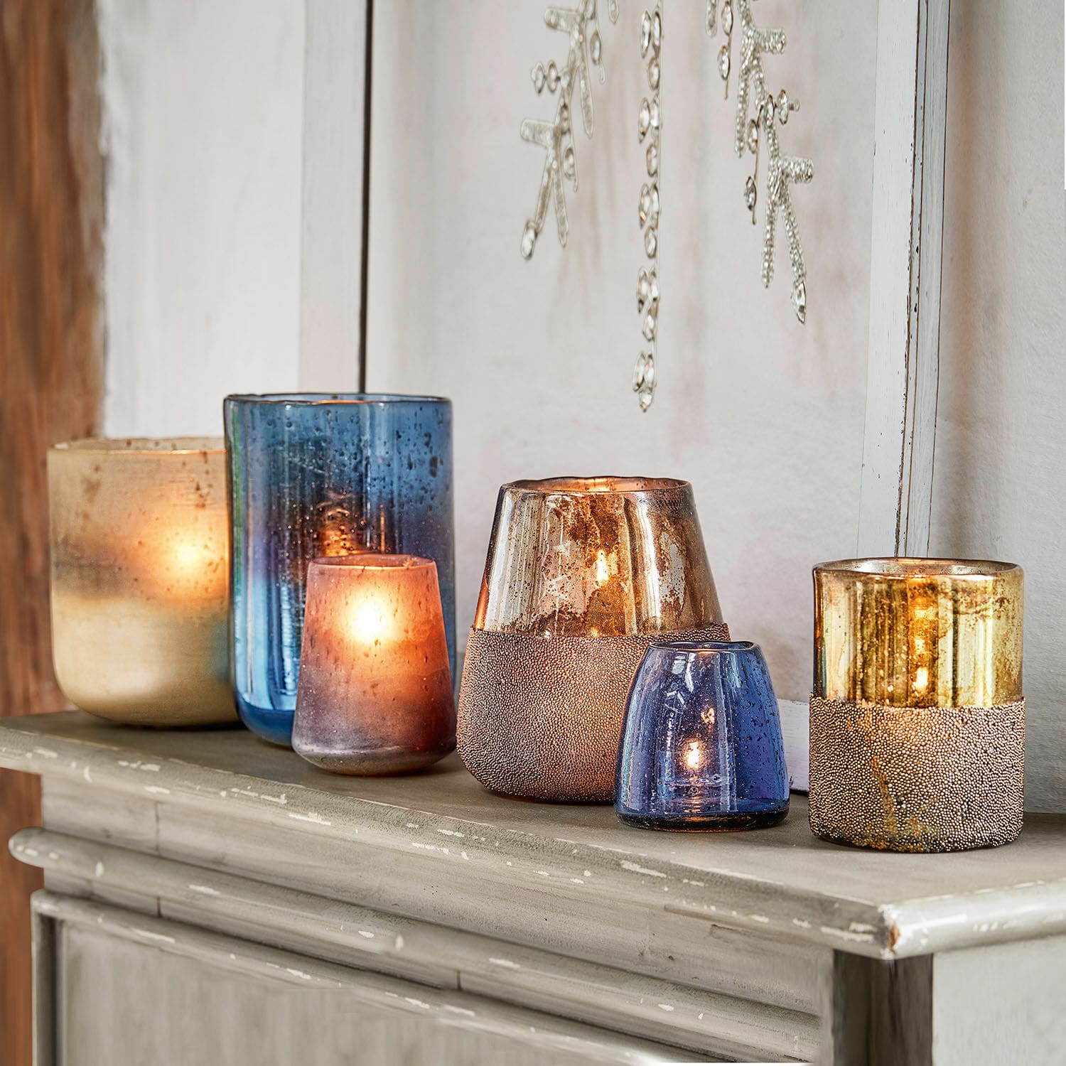 Windlicht 6er Set Paro Set aus blauen und goldenen Glaswindlichtern auf Kommode, stilvolle Wohnraumdekoration