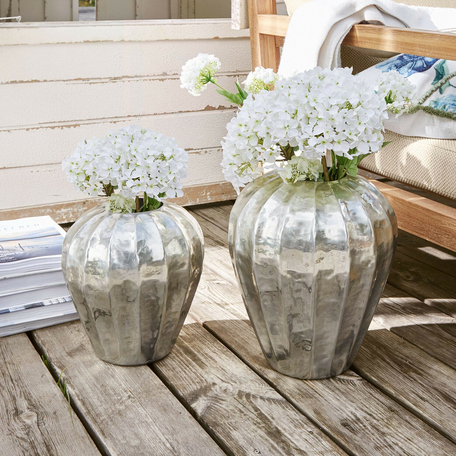 Vase 2er Set Lévronne Zwei silberne Metallvasen mit weißen Blumen auf Holzterrasse, stilvolle Wohnraumdekoration