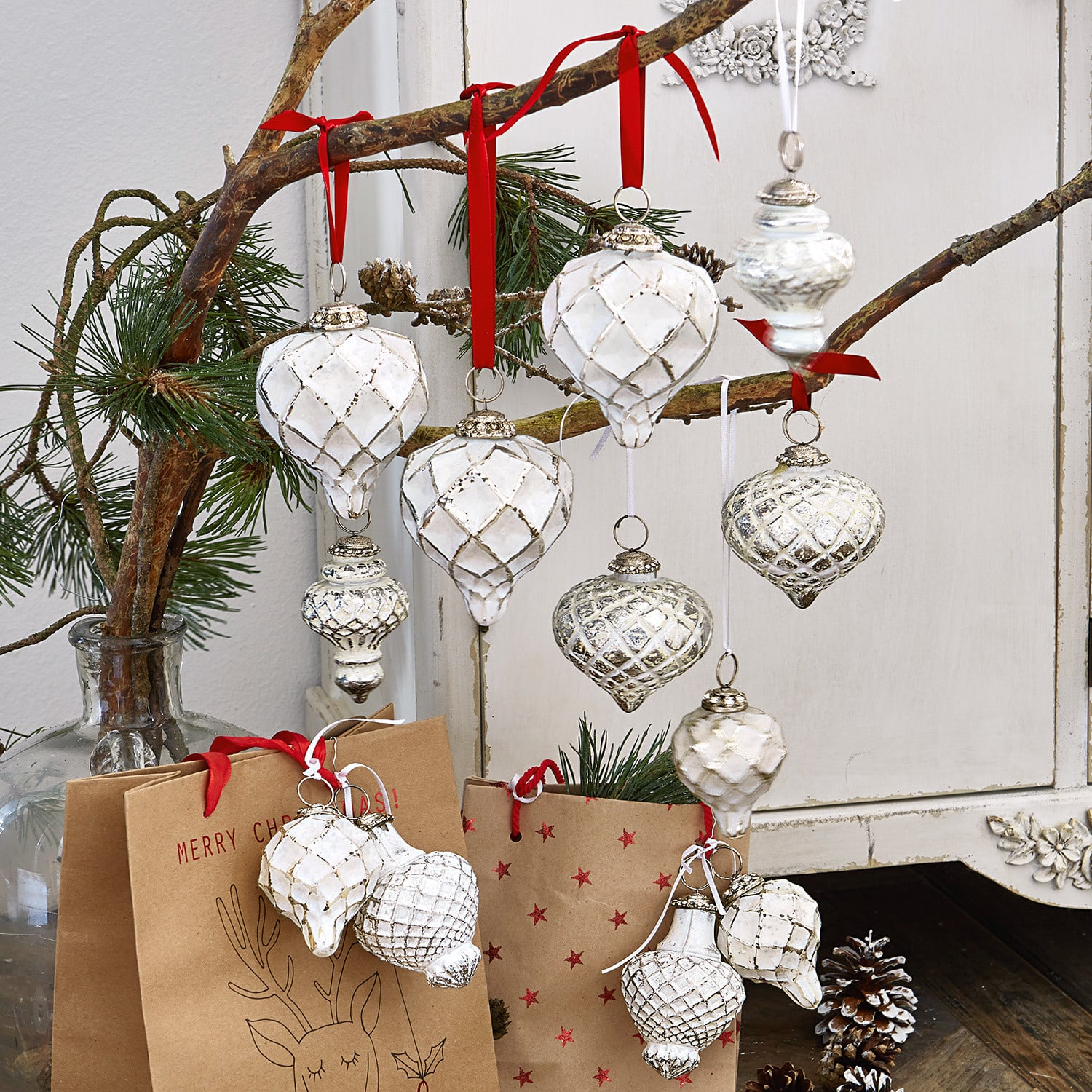 Weihnachtsschmuck 6er Set Appilly Weiße Weihnachtsanhänger mit Rautenmuster an Zweig mit roten Bändern, festliche Deko für Weihnachten