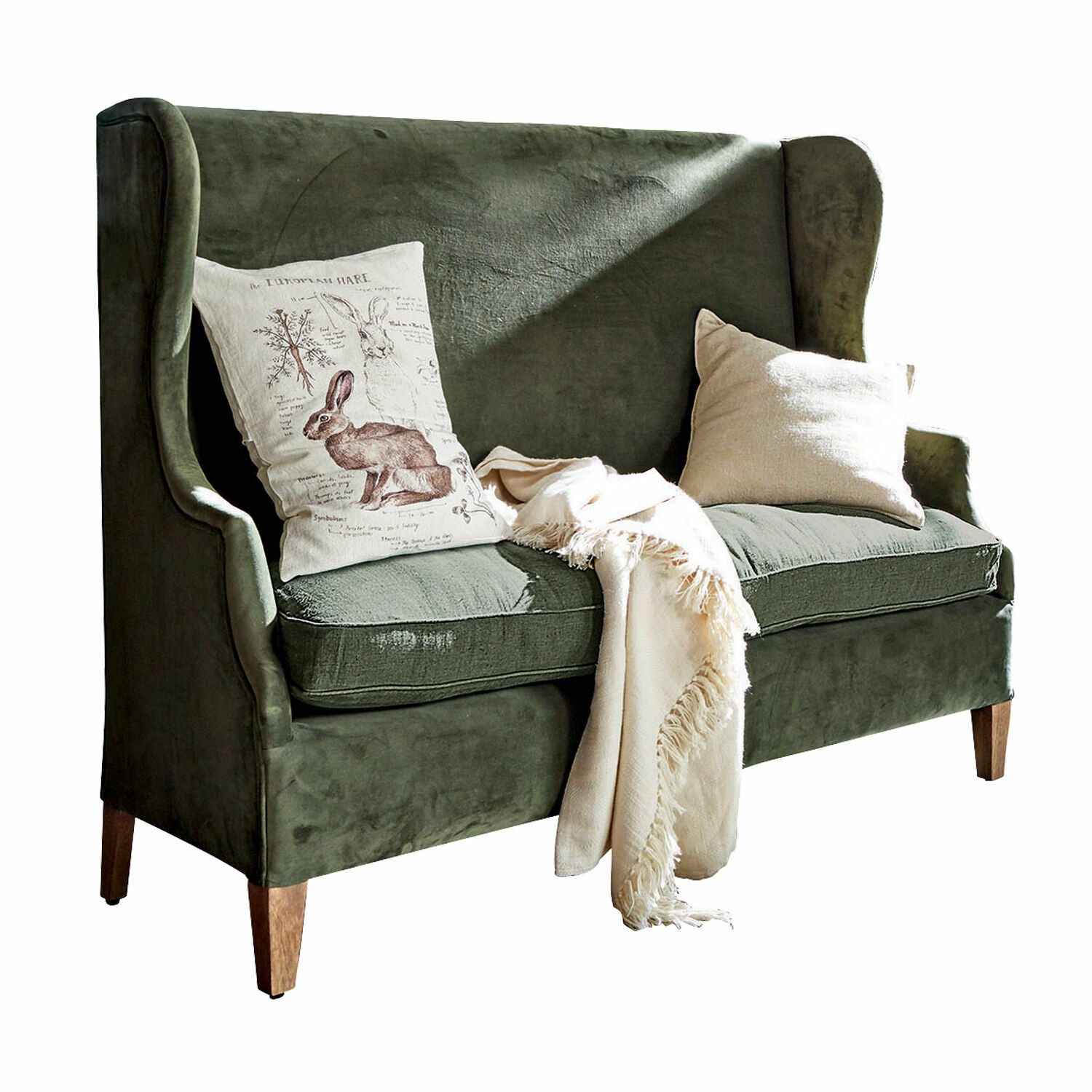 antikgrün Sofa Ombra aus antikgrünem Samt mit Kissen und cremefarbenem Plaid für gemütliches Wohnen