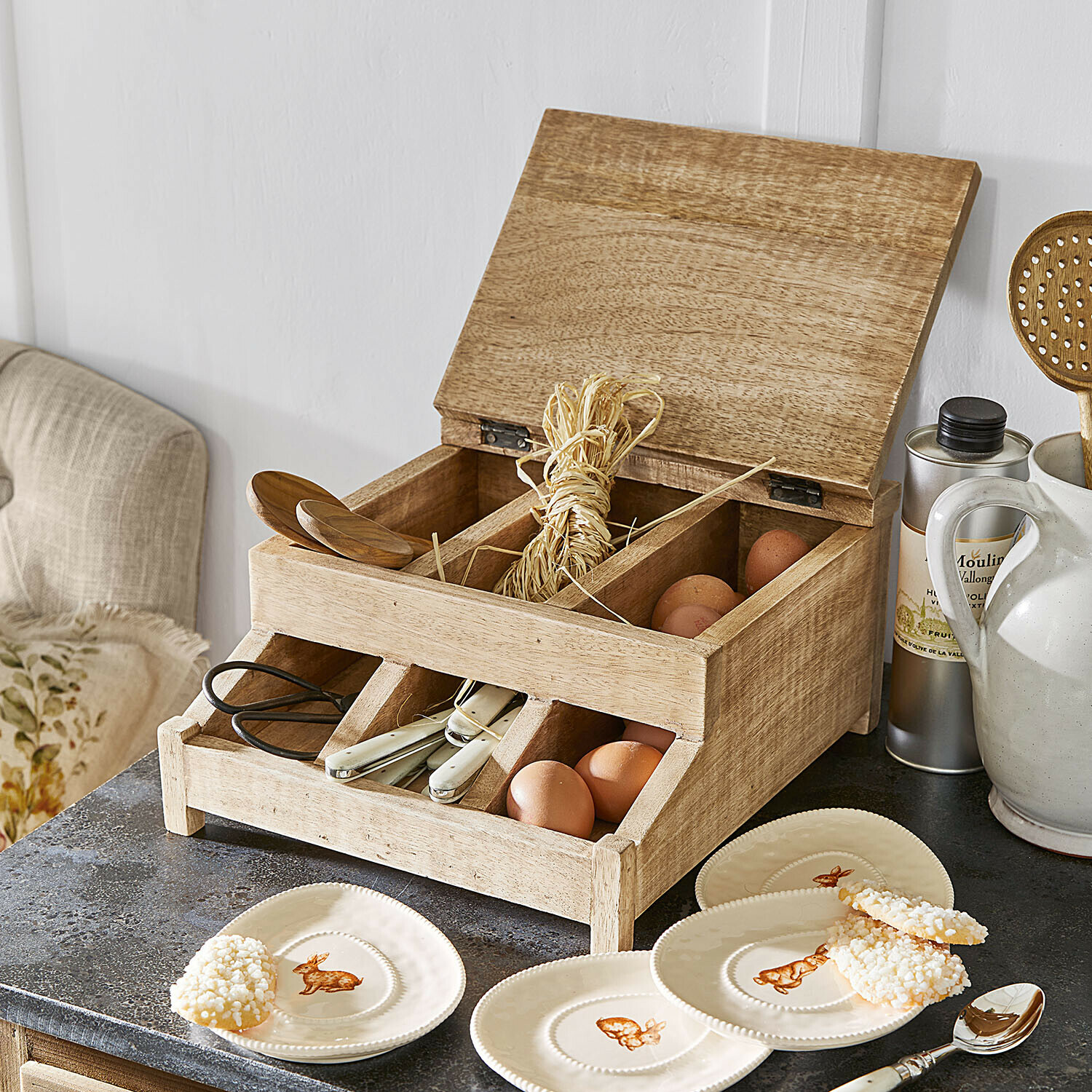 Küchenbox aus hellem Holz mit Fächern für Eier und Besteck auf Arbeitsplatte