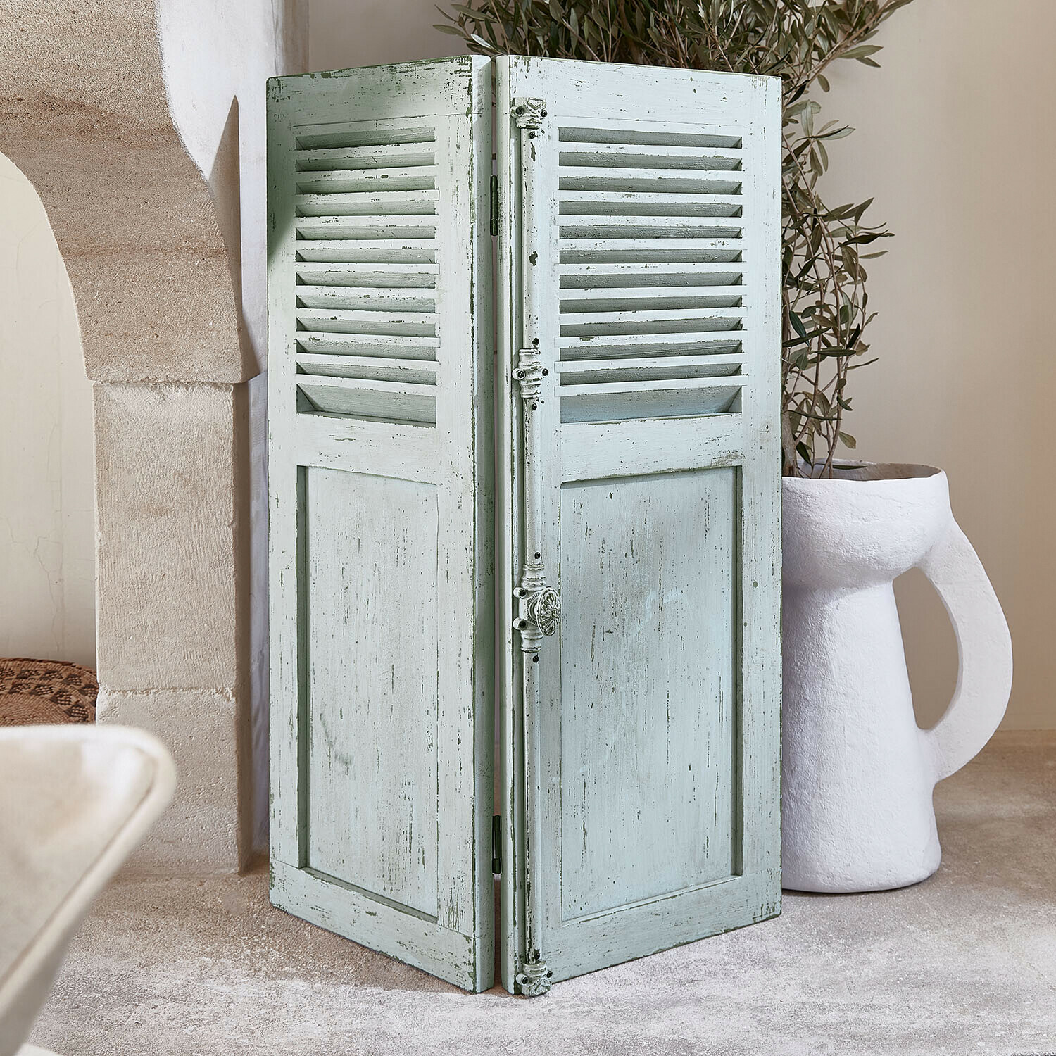 Zweiflügeliger Vintage-Holzparavent in hellem Grün als dekoratives Wohnaccessoire