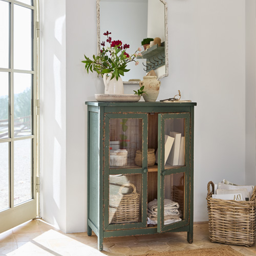 Grüner Holzschrank mit Glastüren im Vintage-Stil zur Aufbewahrung im Wohnzimmer