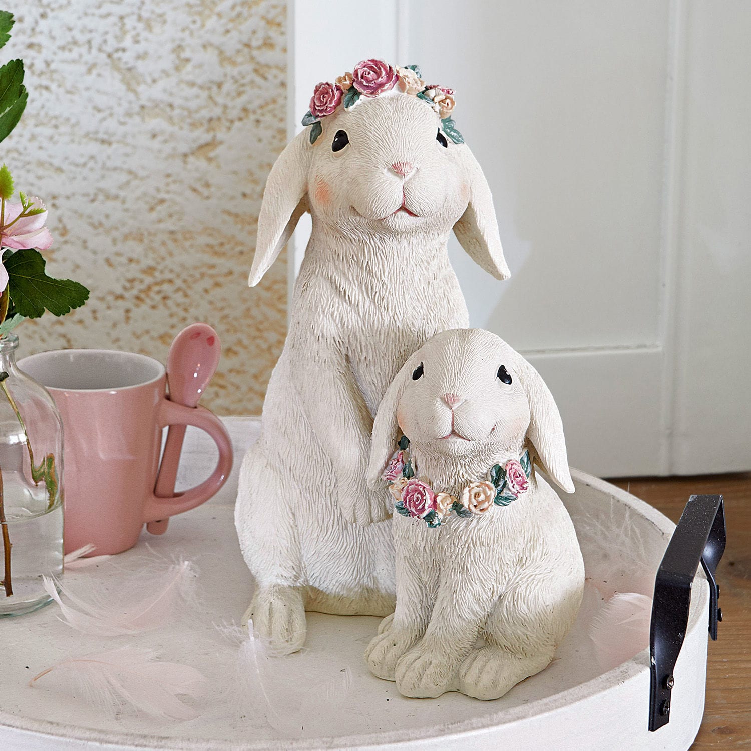 Hasen Sappos Weiße Deko-Hasenfiguren mit Blumenkränzen aus Kunststein, frühlingshafte Wohnaccessoires