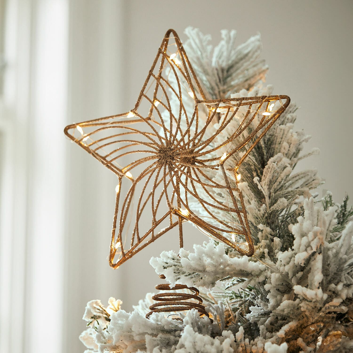 LED-Baumspitze Pivion Goldene Metallstern mit LED-Lichtern auf schneebedecktem künstlichen Weihnachtsbaum als Baumspitze