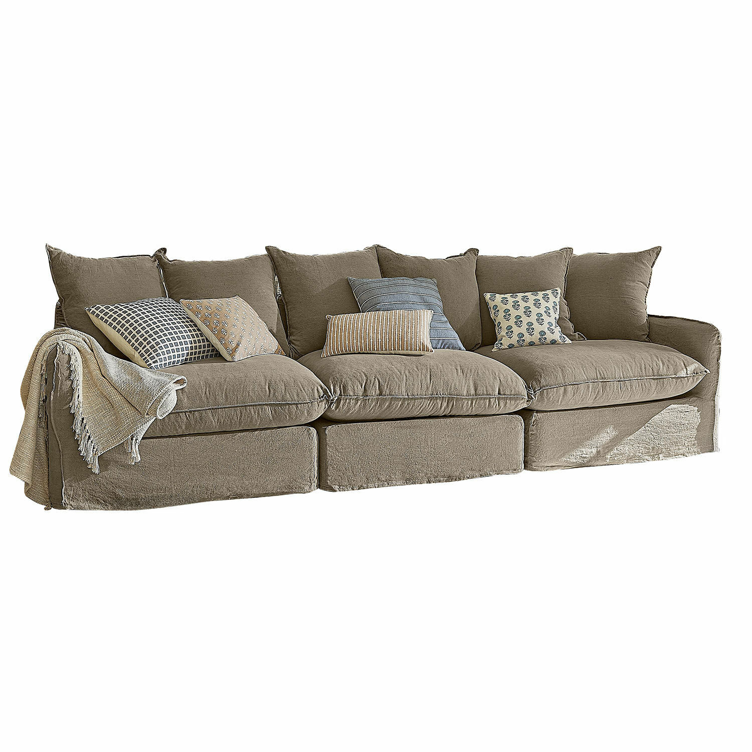 Sofa Finchingfield Großes Sofa aus beigem Stoff mit dekorativen Kissen und weicher Decke für gemütliches Wohnen