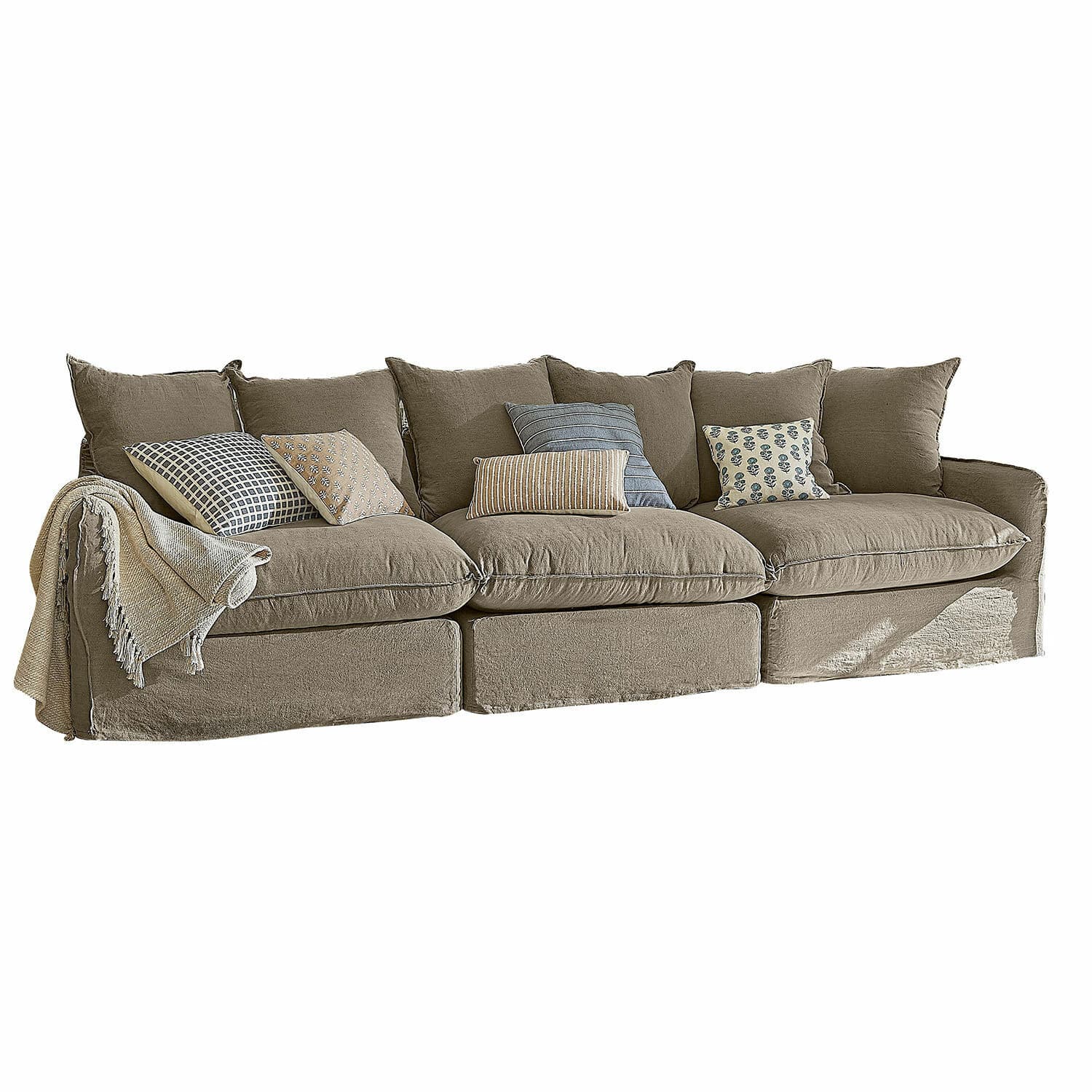 Sofa Finchingfield Großes Sofa aus beigem Stoff mit dekorativen Kissen und weicher Decke für gemütliches Wohnen