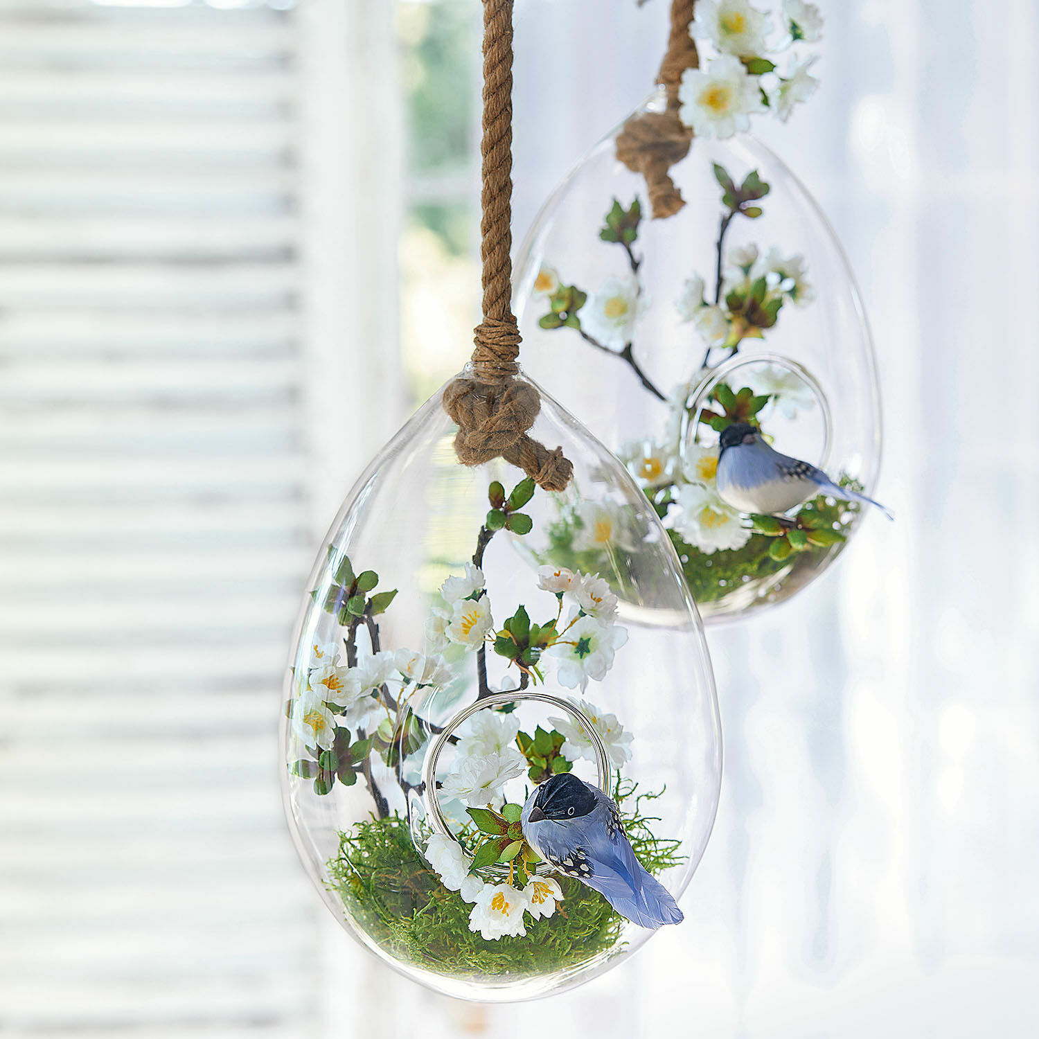 Glas-Ei 2er Set Noam Glashängedekoration mit weißen Blüten und blauem Vogel an Kordel, frühlingshafte Wohnraumdeko