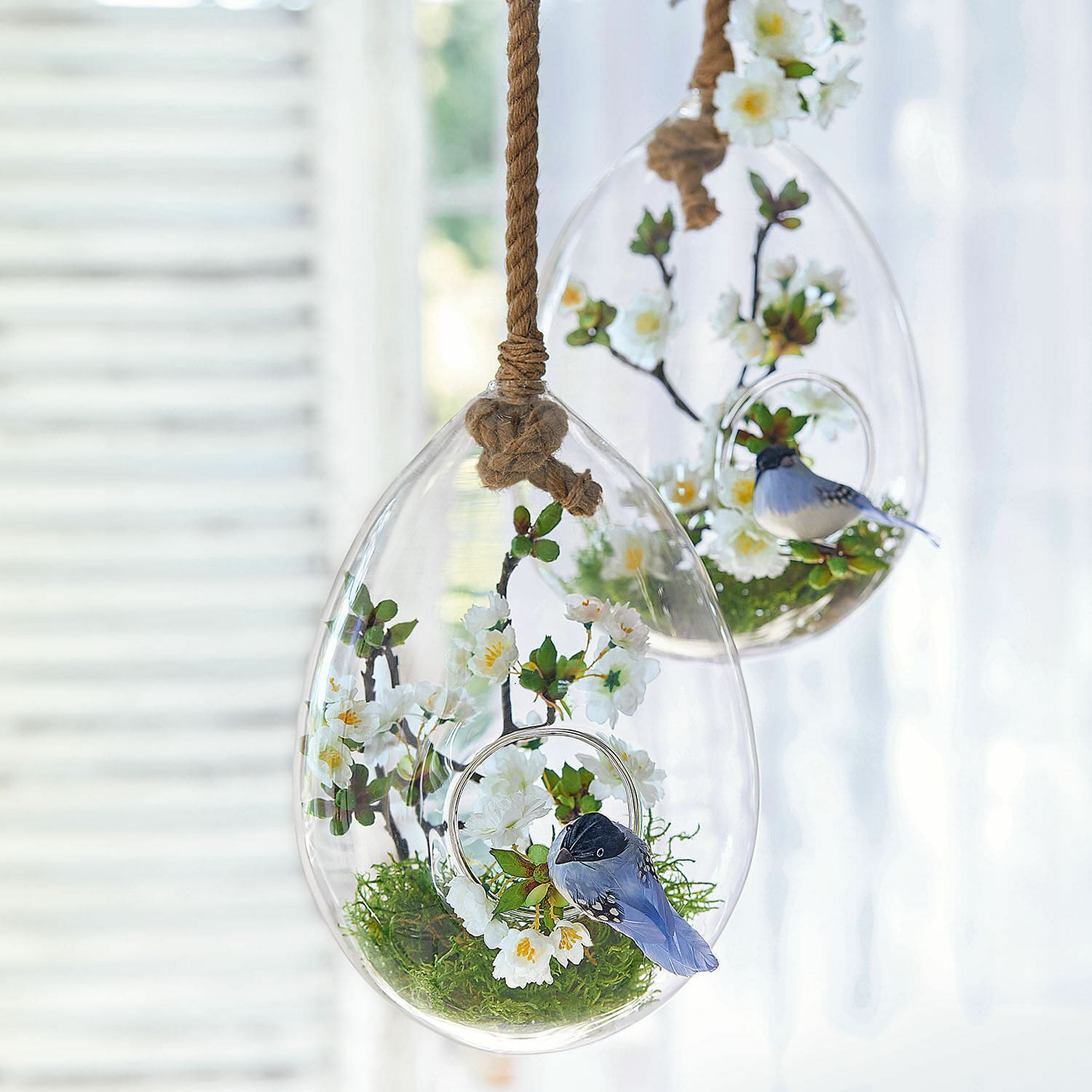 Glas-Ei 2er Set Noam Glashängedekoration mit weißen Blüten und blauem Vogel an Kordel, frühlingshafte Wohnraumdeko