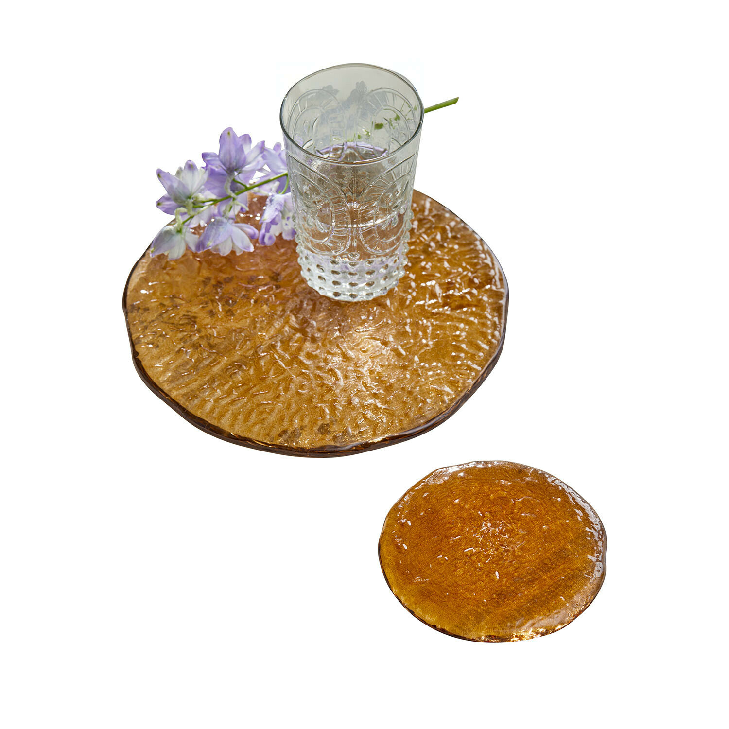 Untersetzer 2er Set Montelisse Transparenter Glasbecher auf strukturierter bernsteinfarbener Glasunterlage mit lila Blume