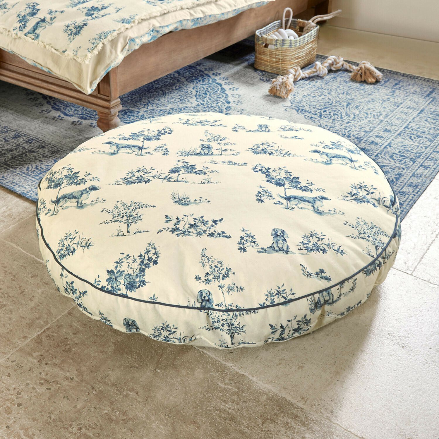 Hundematratze Ymélorine Rundes Bodenkissen aus Baumwolle in Creme mit blauem Hunde- und Pflanzenmuster, dekorativ und bequem