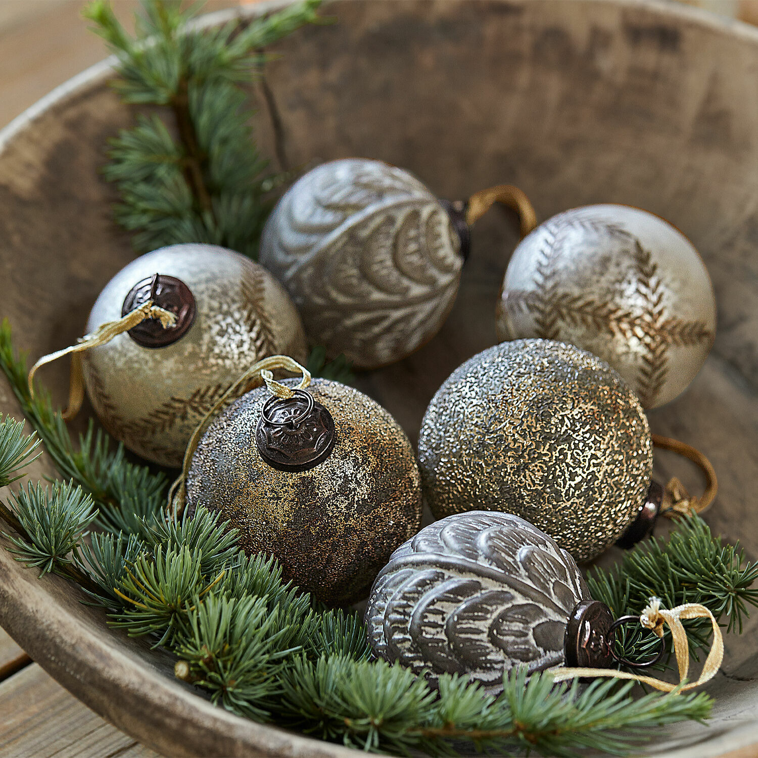 Weihnachtskugel 6er Set Hélisande Set aus gold-silbernen Glas-Weihnachtskugeln mit dekorativem Muster und grünen Tannenzweigen