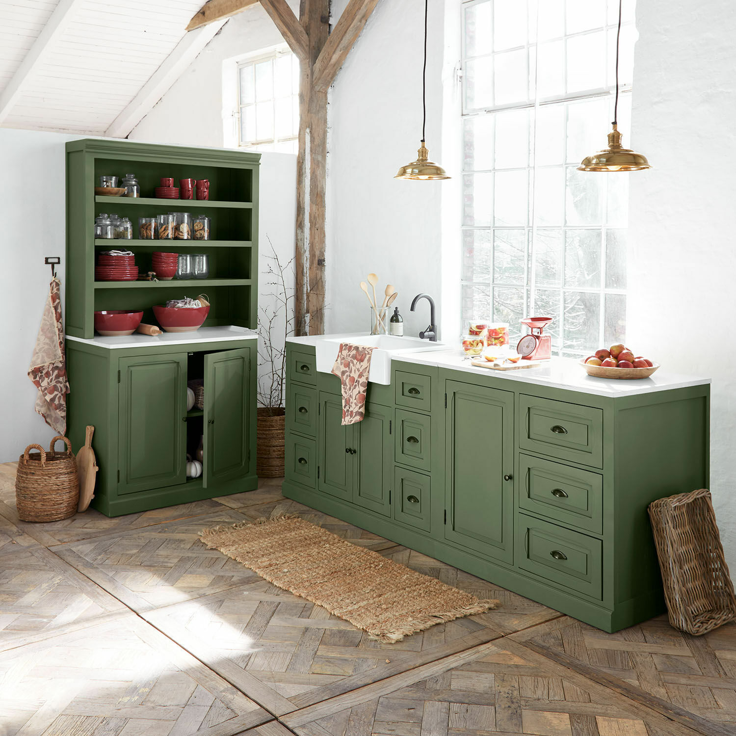 Küche 4er Set Lansbury Grüne Holzküche mit weißer Arbeitsplatte und roten Geschirr, rustikaler Landhausstil