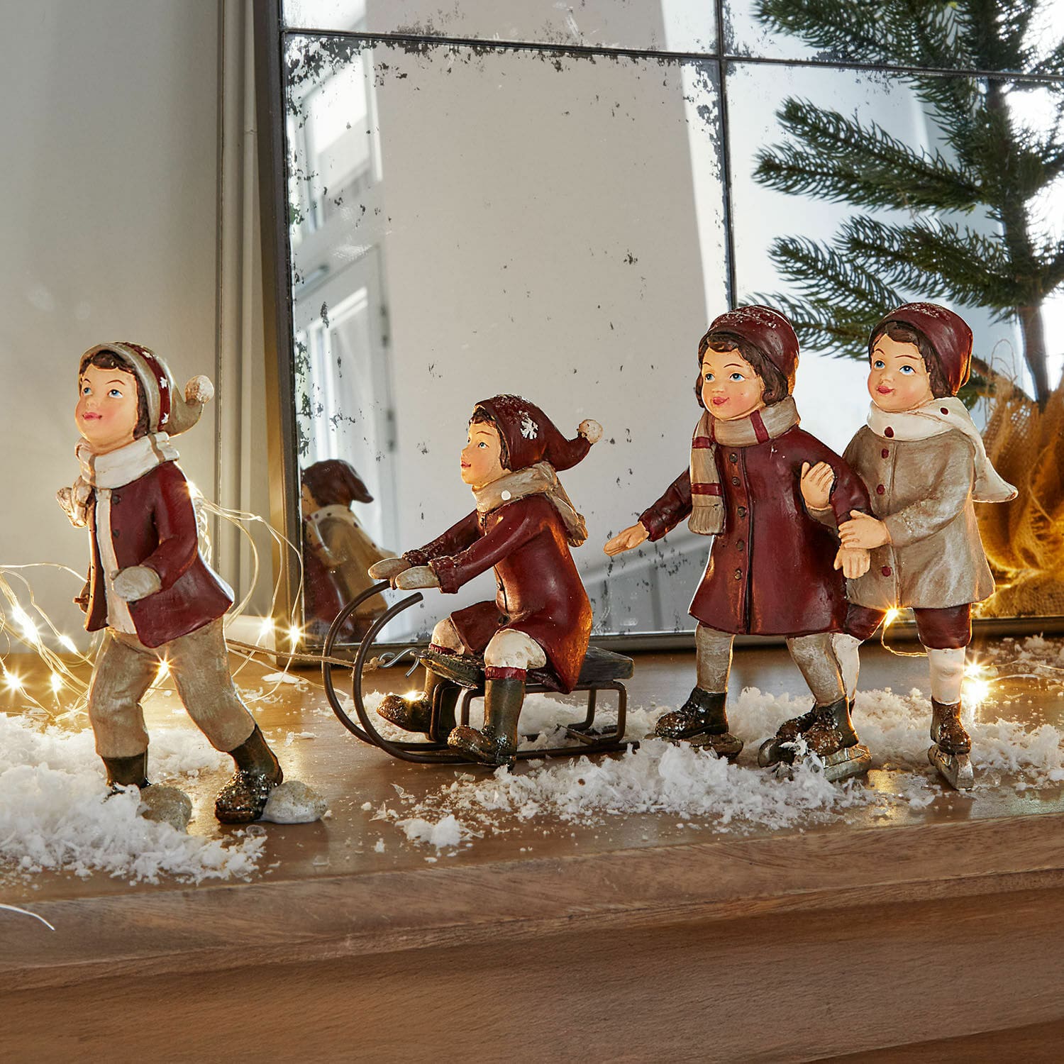 Figur 2er Set Andros Figuren von Kindern in Winterkleidung mit Schlitten und Schlittschuhen auf Holz mit Schneedekor