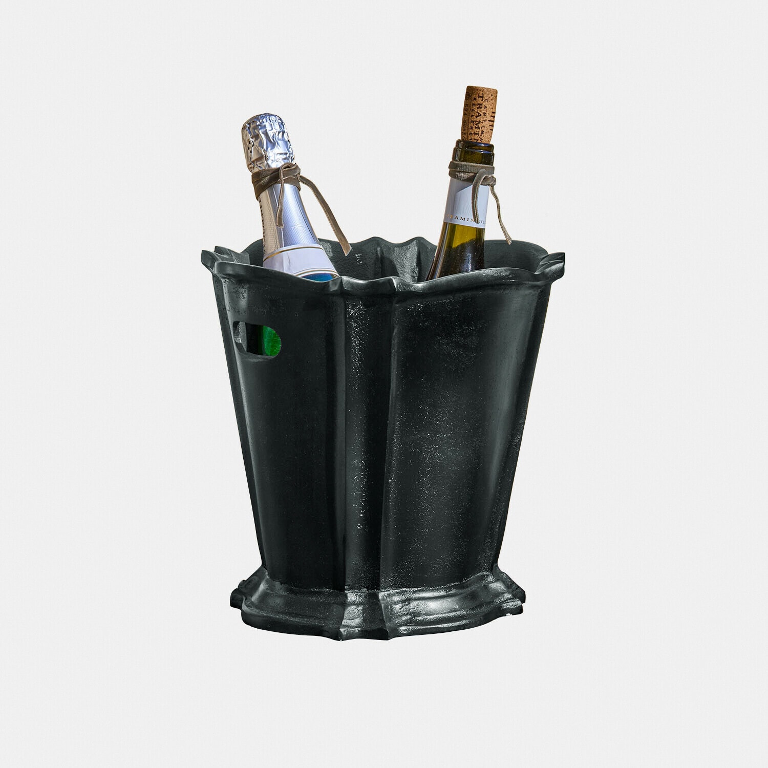 Schwarzer Weinkühler aus Kunststoff mit zwei Flaschen, praktischer Getränkekühler